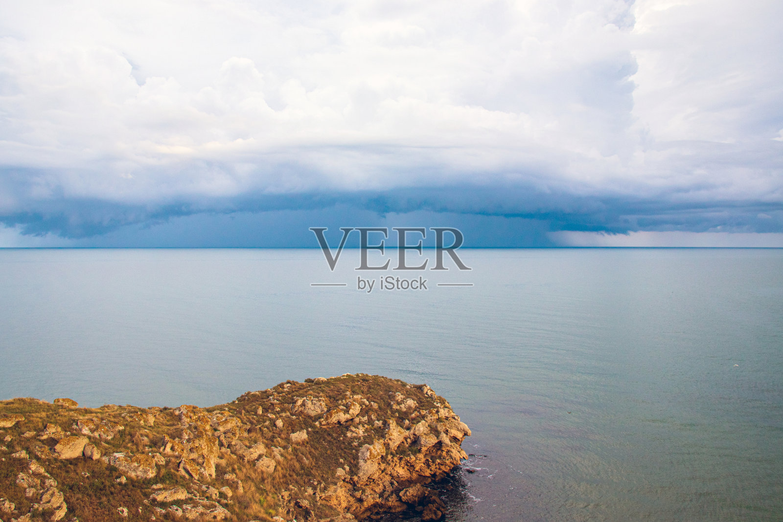 黎明前壮观的天空，下雨时史诗般的五彩云海。旅游旅游，生态为题。照片摄影图片