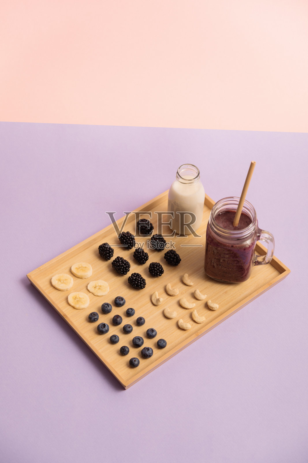 含配料的黑莓/蓝莓奶昔照片摄影图片