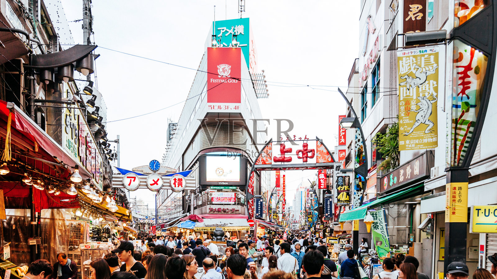 东京上野繁忙的街道照片摄影图片