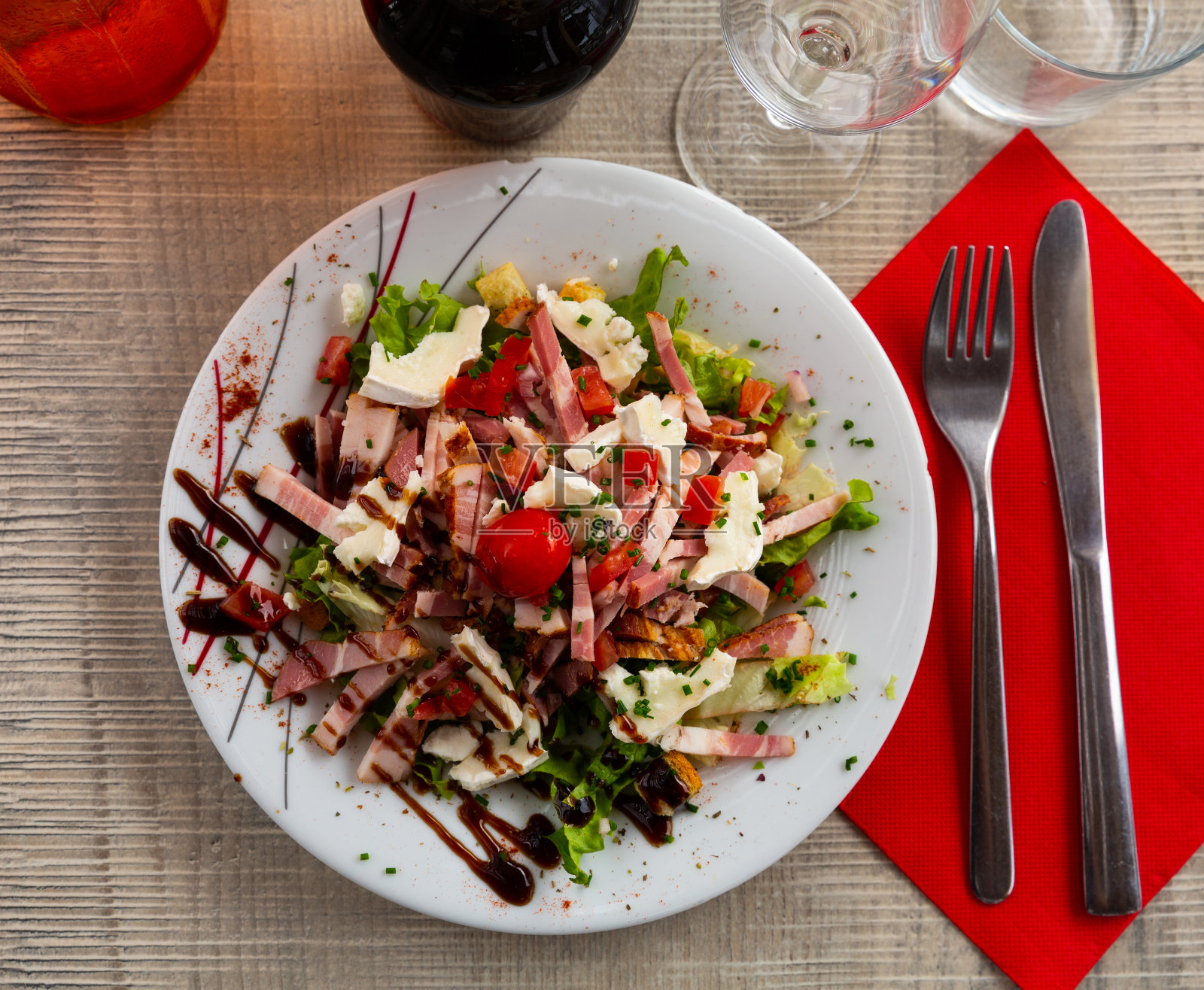 图安杰勒沙拉配培根，樱桃番茄和芝士照片摄影图片