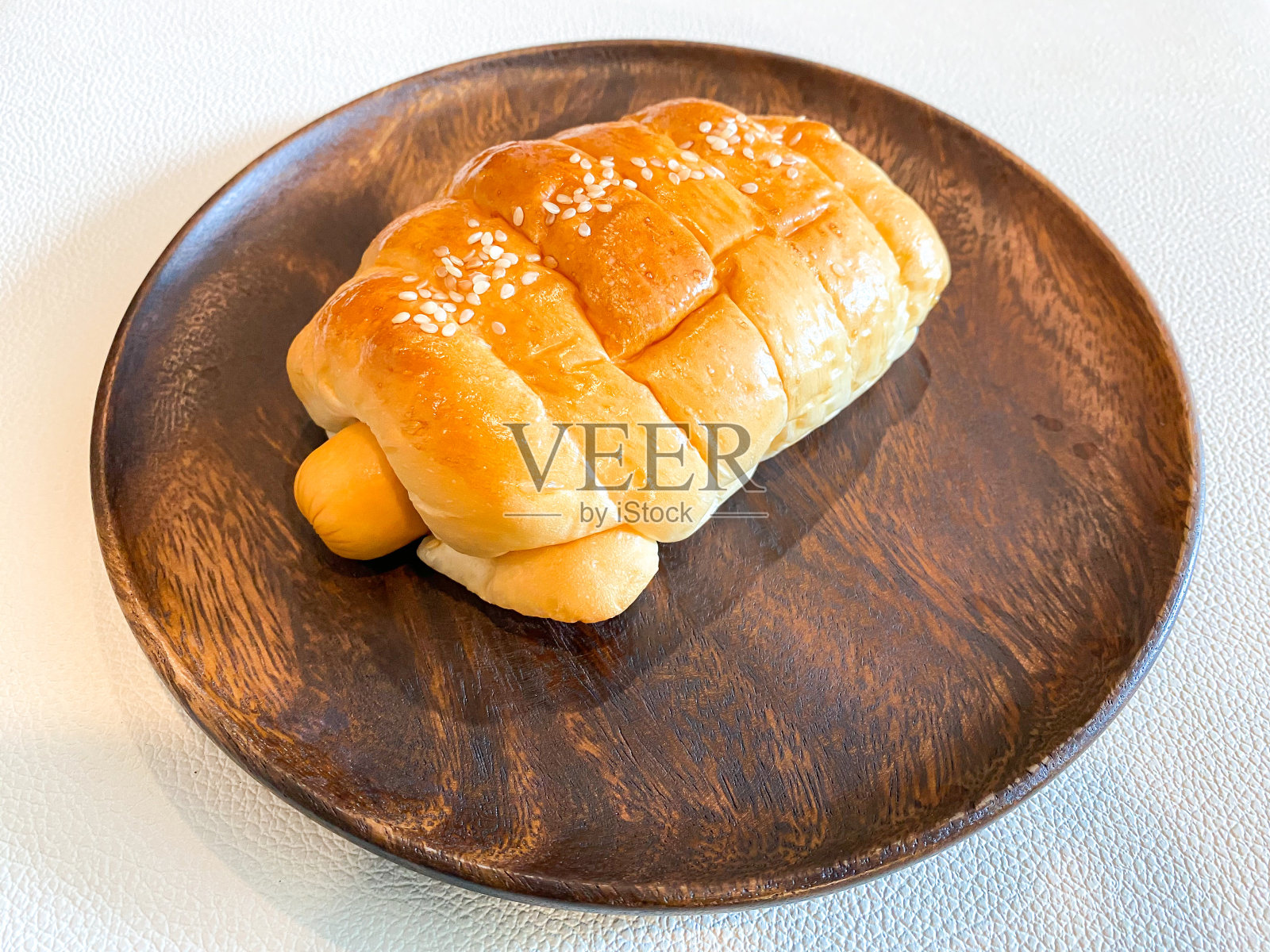 香肠包在木盘上照片摄影图片