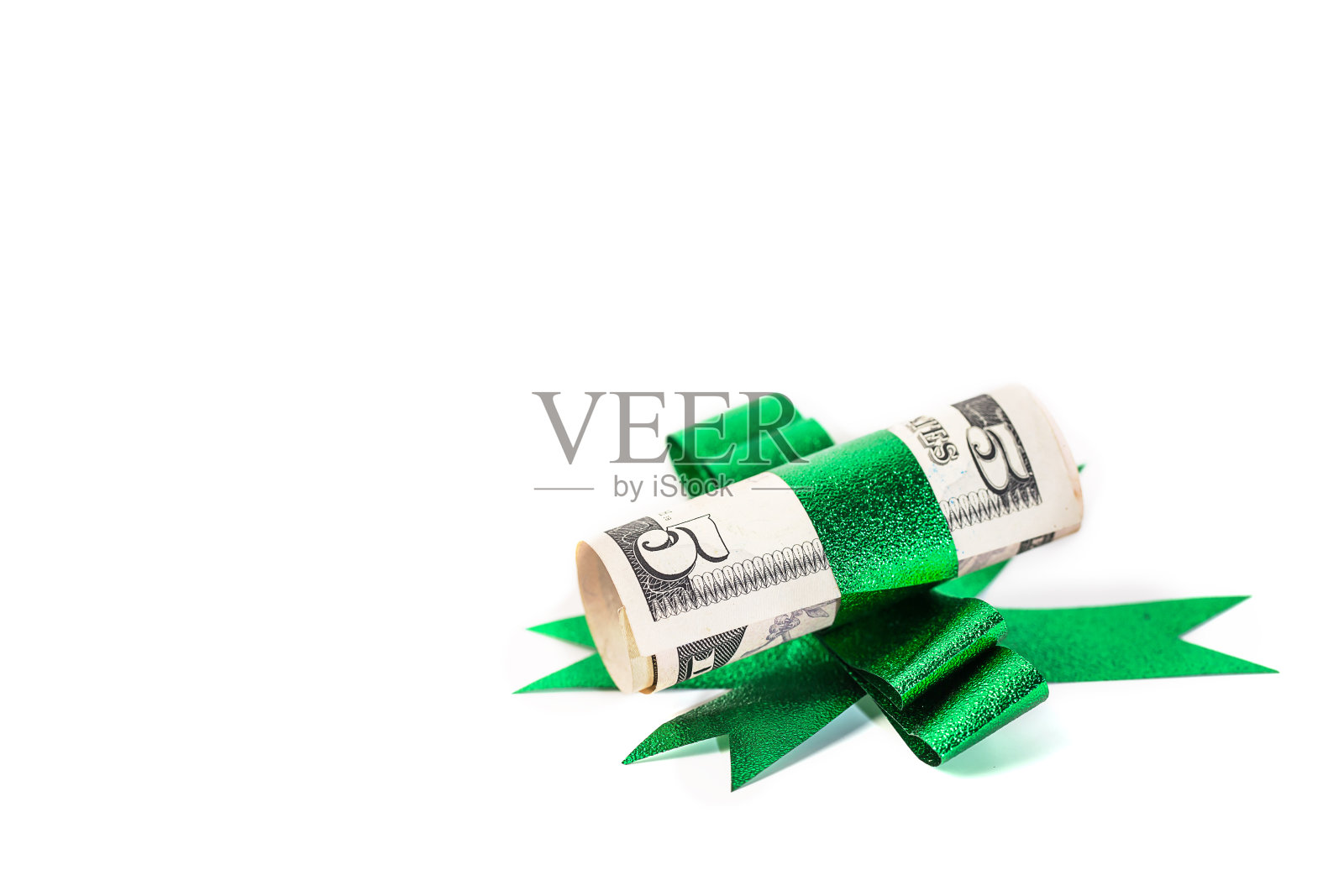 白色背景上绿丝带的欧元钞票照片摄影图片