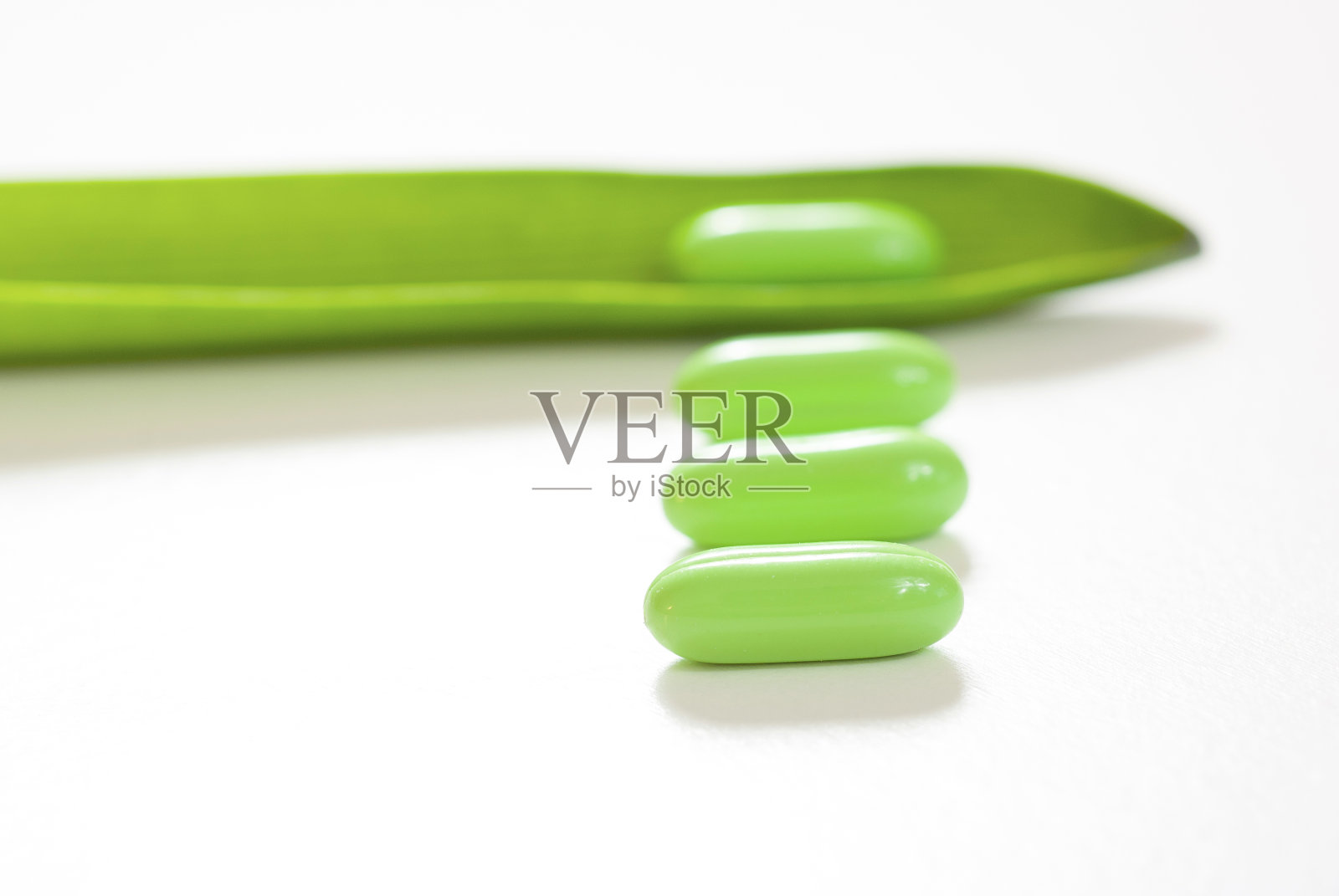 胶囊和叶照片摄影图片