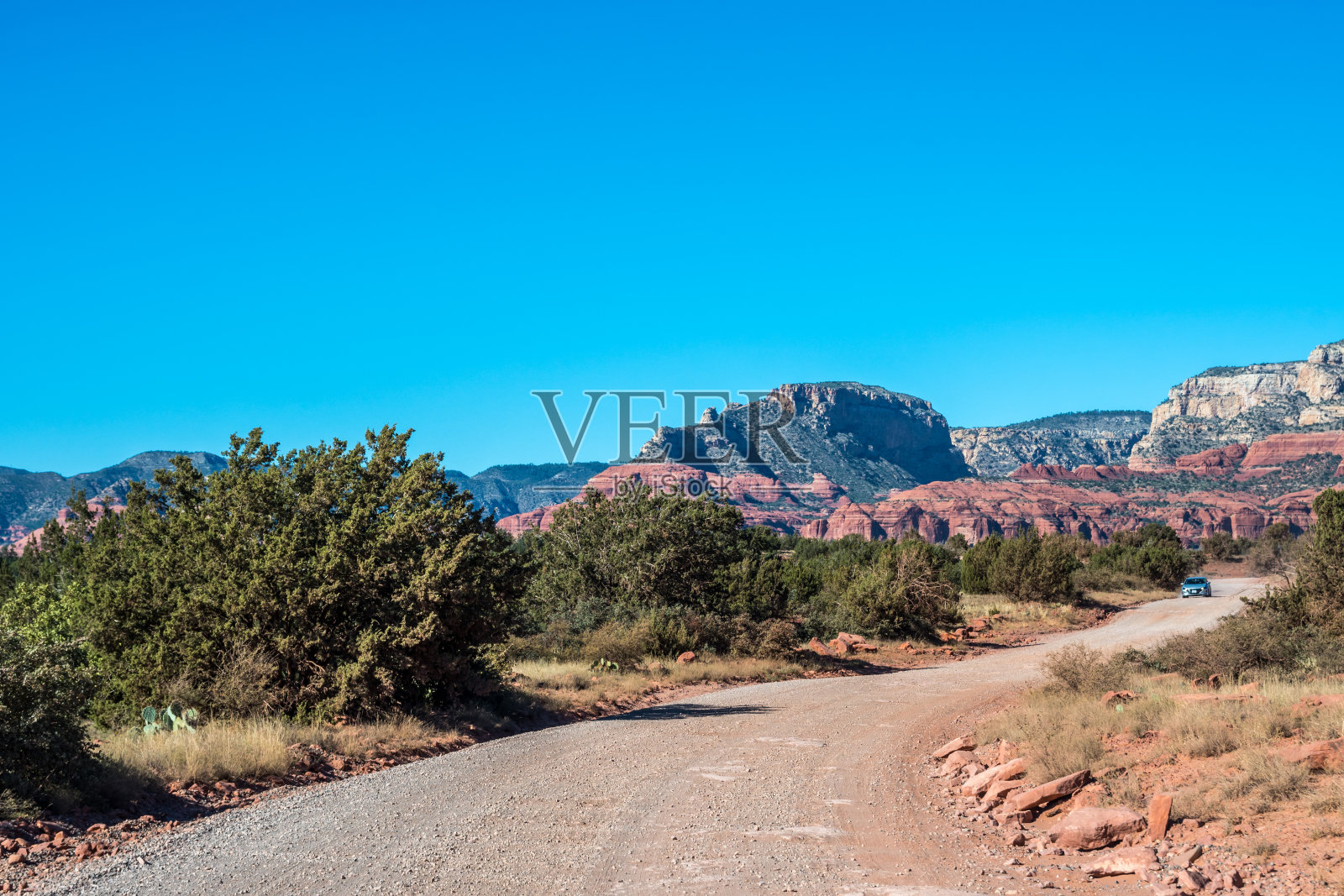 在通往亚利桑那州塞多纳的路上走了很长的路照片摄影图片