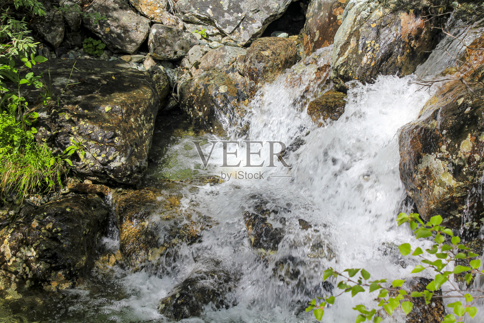 挪威，巴斯克鲁德，维肯，赫姆塞德尔，流动的赫姆塞拉湖。照片摄影图片