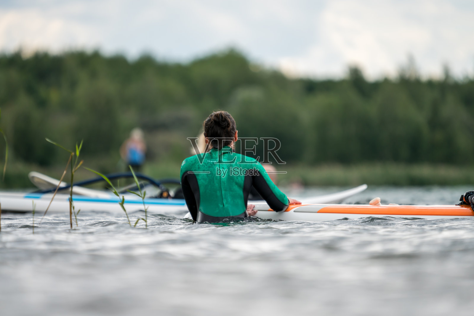 学习风帆冲浪的女人照片摄影图片