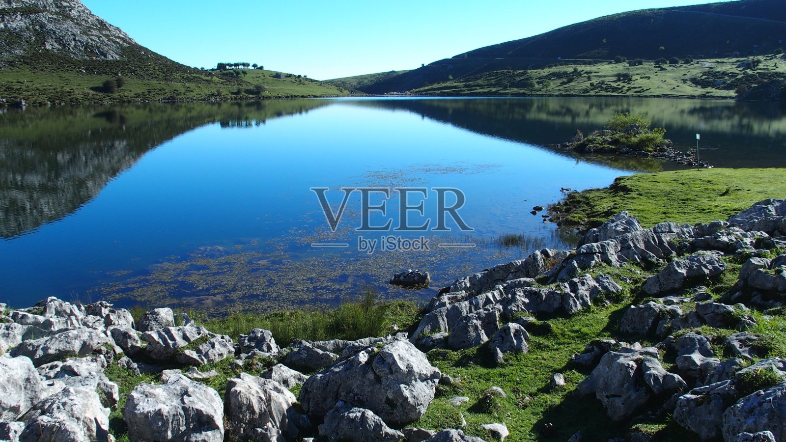 阿斯图里亚斯的伊诺湖(西班牙)照片摄影图片