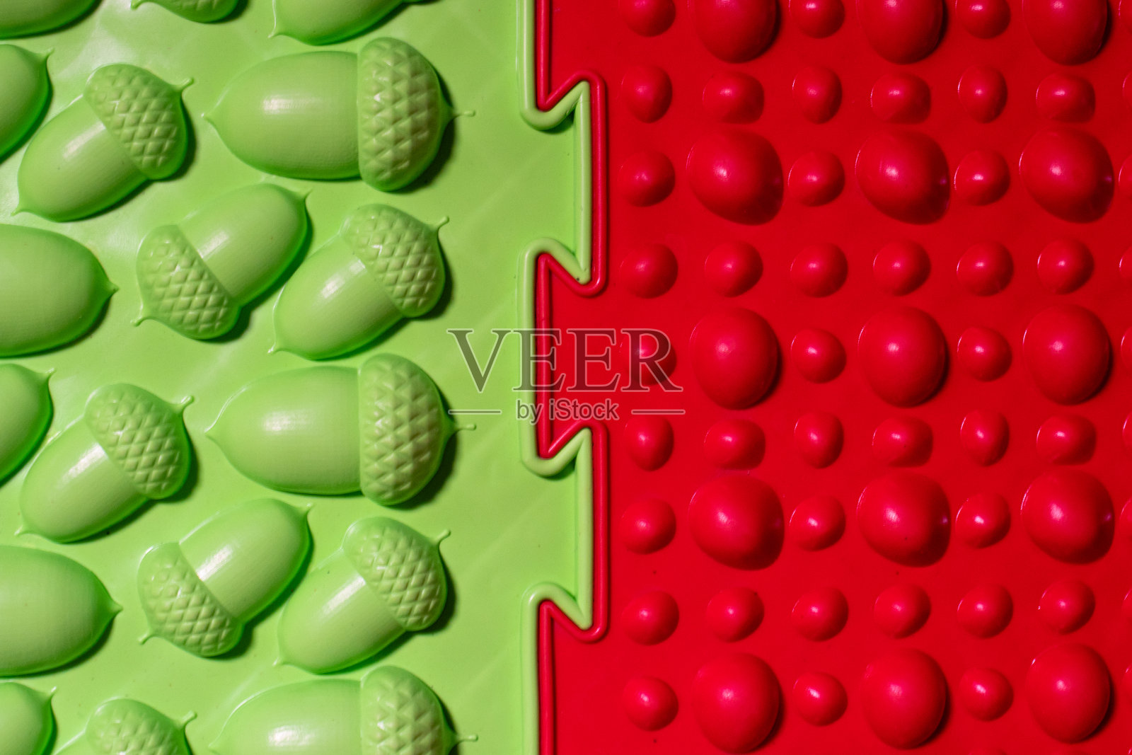 从上面看骨科垫。色彩鲜艳的五彩脚垫，防止扁平足和足底按摩照片摄影图片