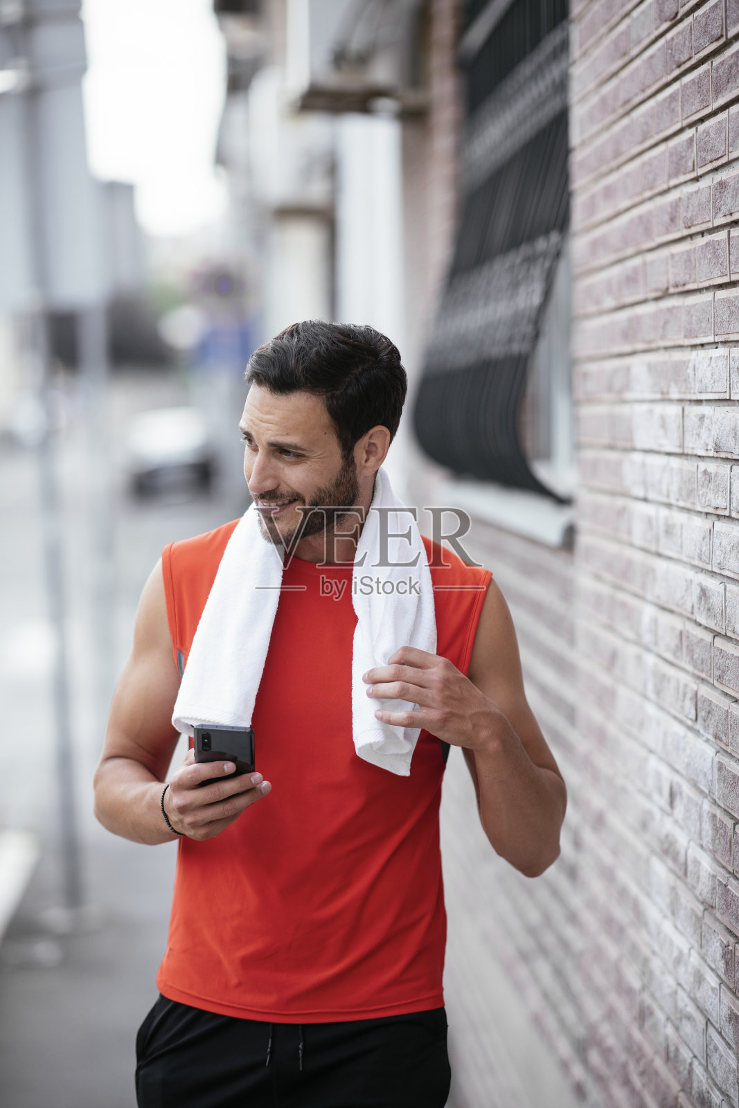 帅哥在户外训练后休息。照片摄影图片