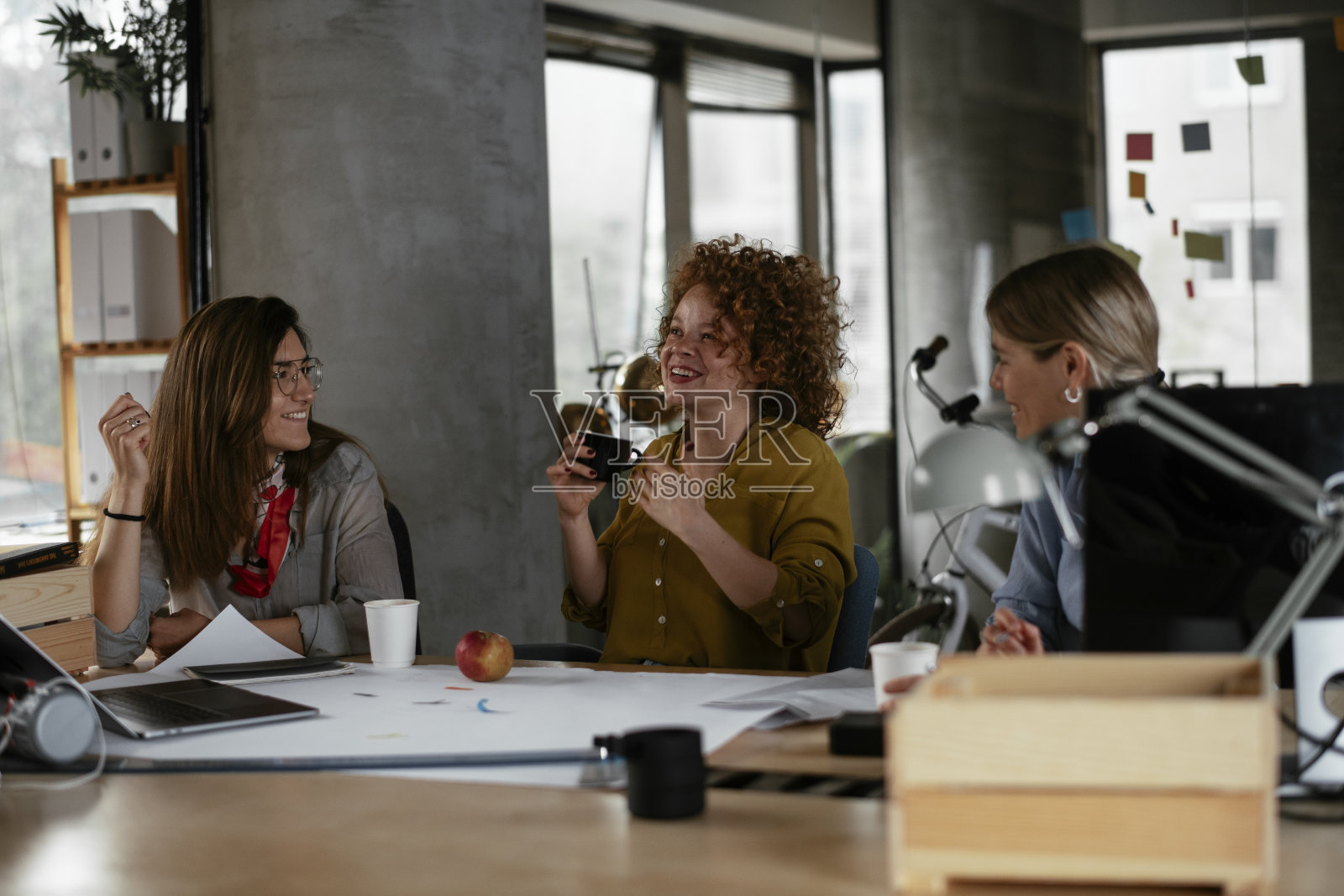 同事们在讨论他们必须解决的问题。照片摄影图片