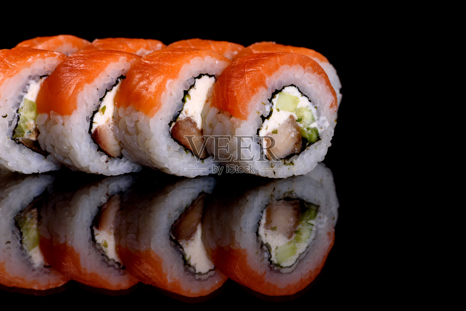 新鲜，美味，美丽的寿司卷在黑暗的背景照片摄影图片