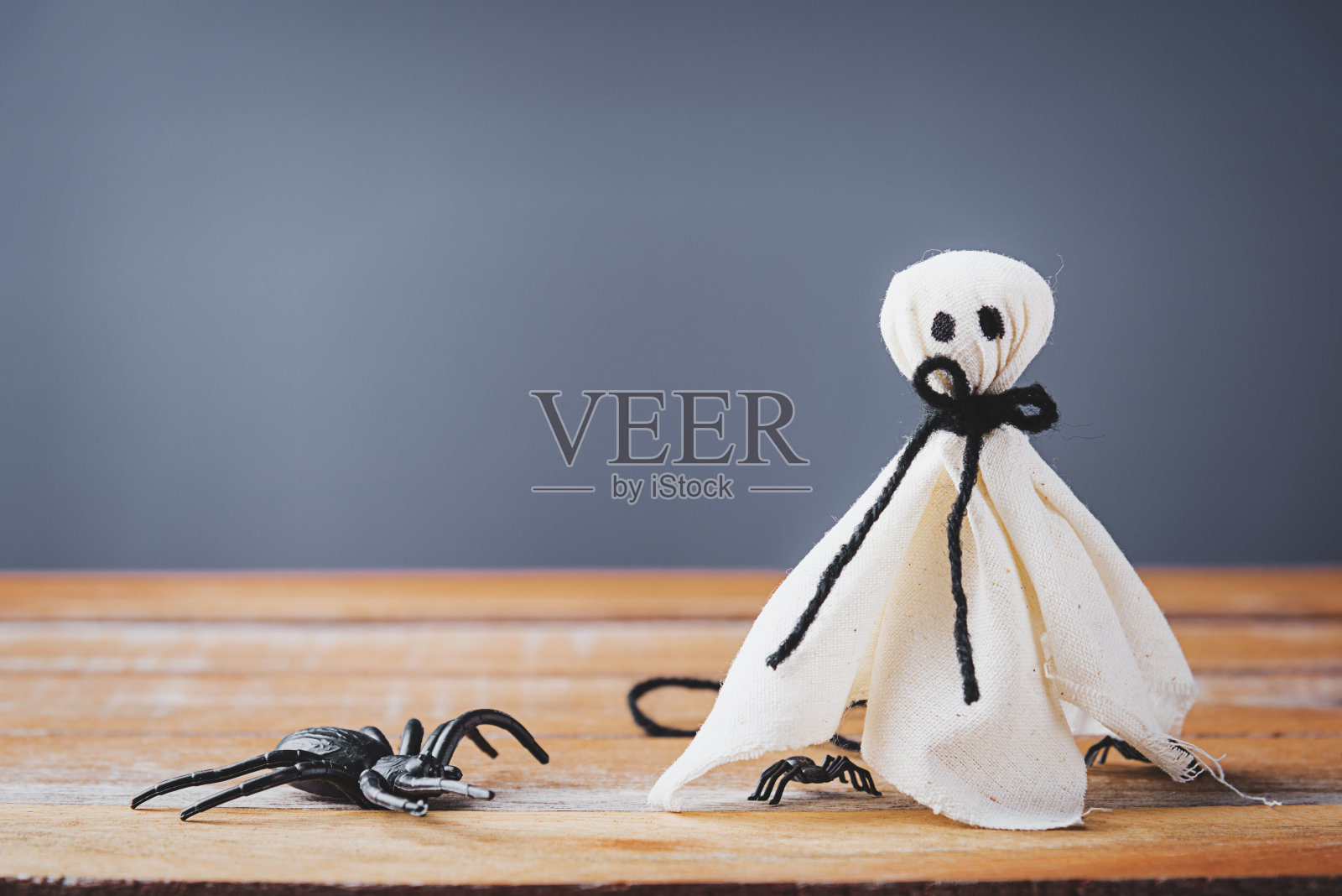 特写白色幽灵和蜘蛛在木头上照片摄影图片