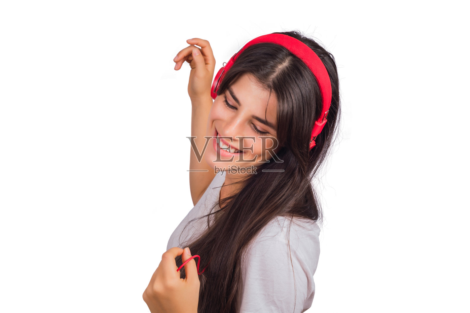 约曼戴着红色耳机听音乐。照片摄影图片