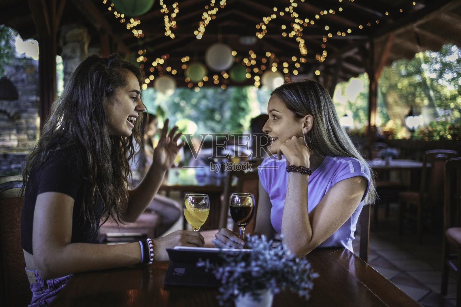 朋友们在咖啡馆里玩得很开心照片摄影图片