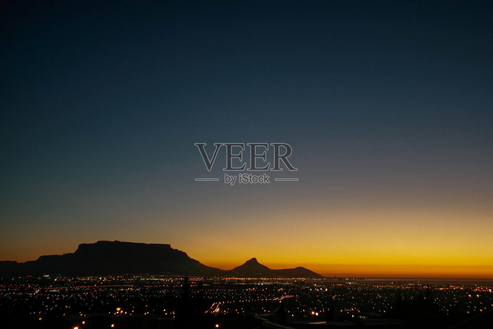 戏剧性的日落在南非开普敦桌山照片摄影图片