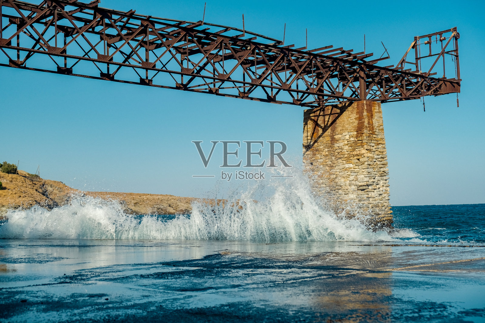 一个废弃的采石场在基思诺斯岛被海浪击中，基克拉迪斯，爱琴海照片摄影图片