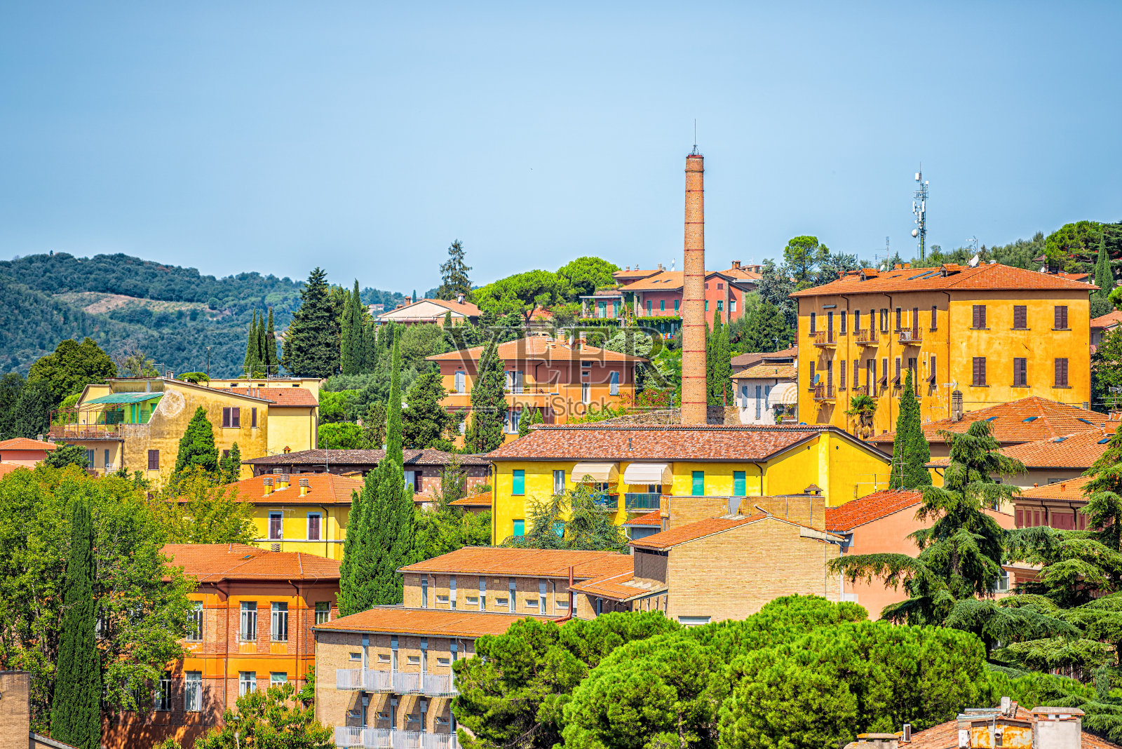 佩鲁贾，意大利翁布里亚地区的城市景观，历史悠久的中世纪伊特鲁里亚老建筑和小镇村庄的屋顶，黄色橙色充满活力，明亮的色彩在夏天照片摄影图片