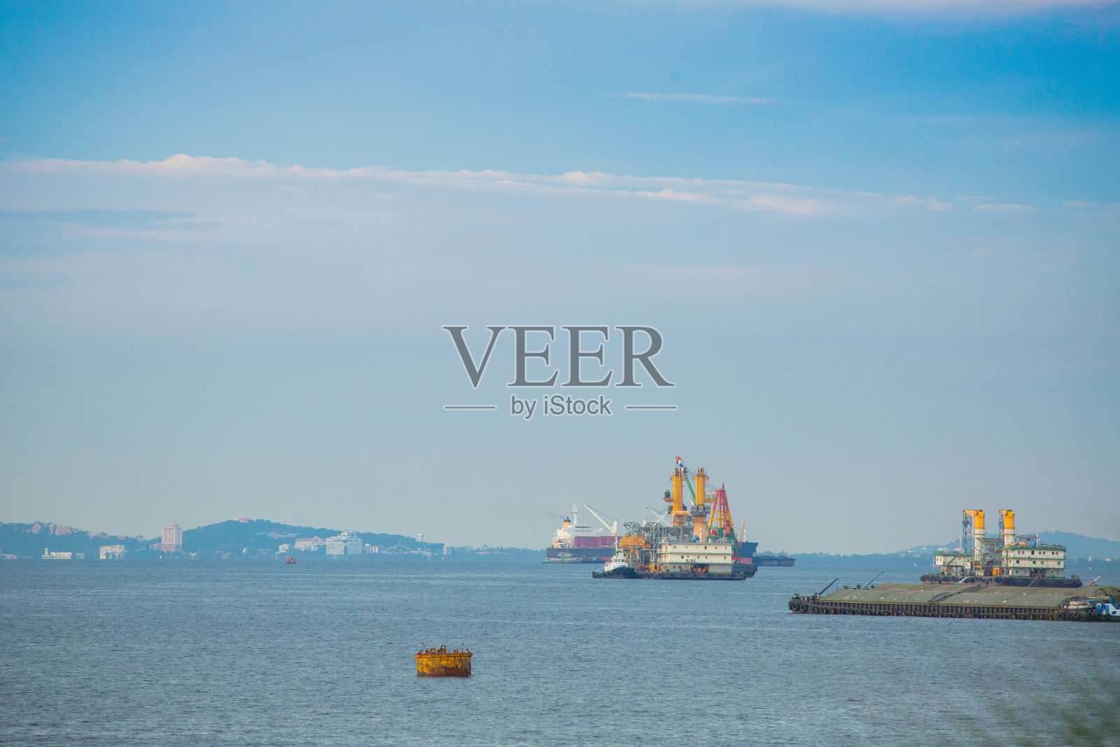 一艘货船停泊在海上的运输港。照片摄影图片