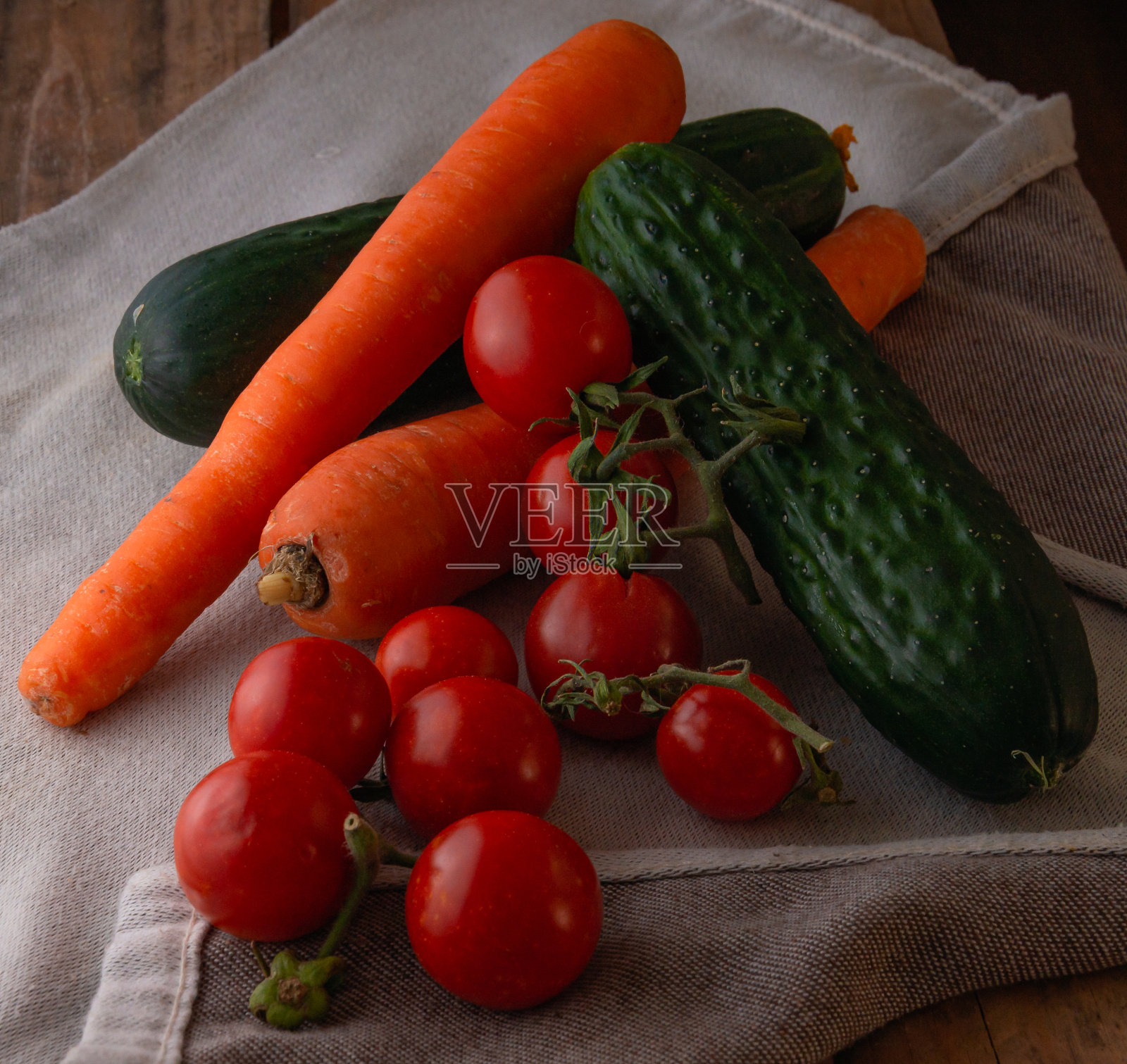厨房毛巾上的一组蔬菜照片摄影图片