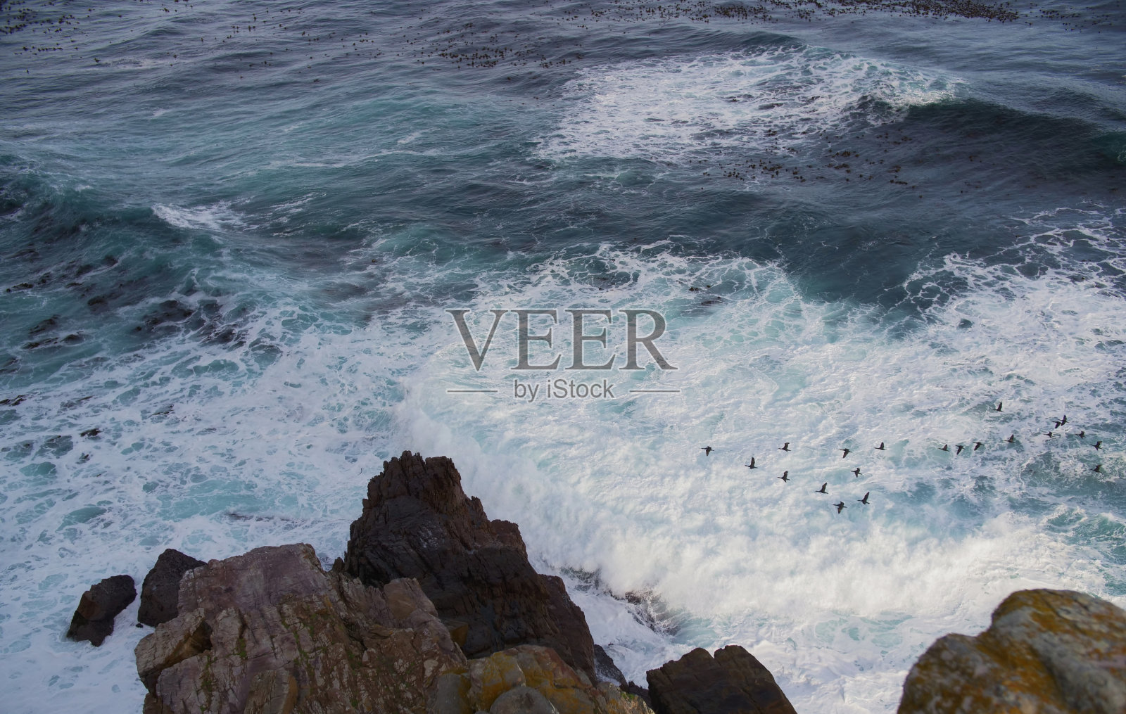 好望角附近，波涛汹涌的大西洋海岸照片摄影图片