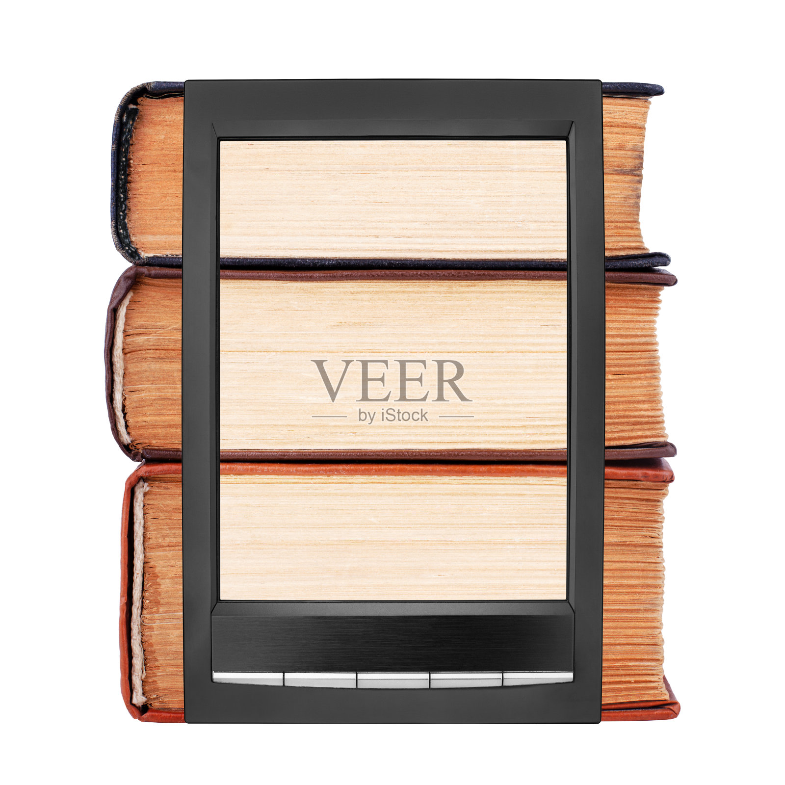 旧纸质书堆在电子书上，白色背景隔离近距离显示，教科书堆在电子书屏幕上，精装书堆和电子阅读器平板电脑，电子书，电子阅读器，数字图书馆，教育照片摄影图片