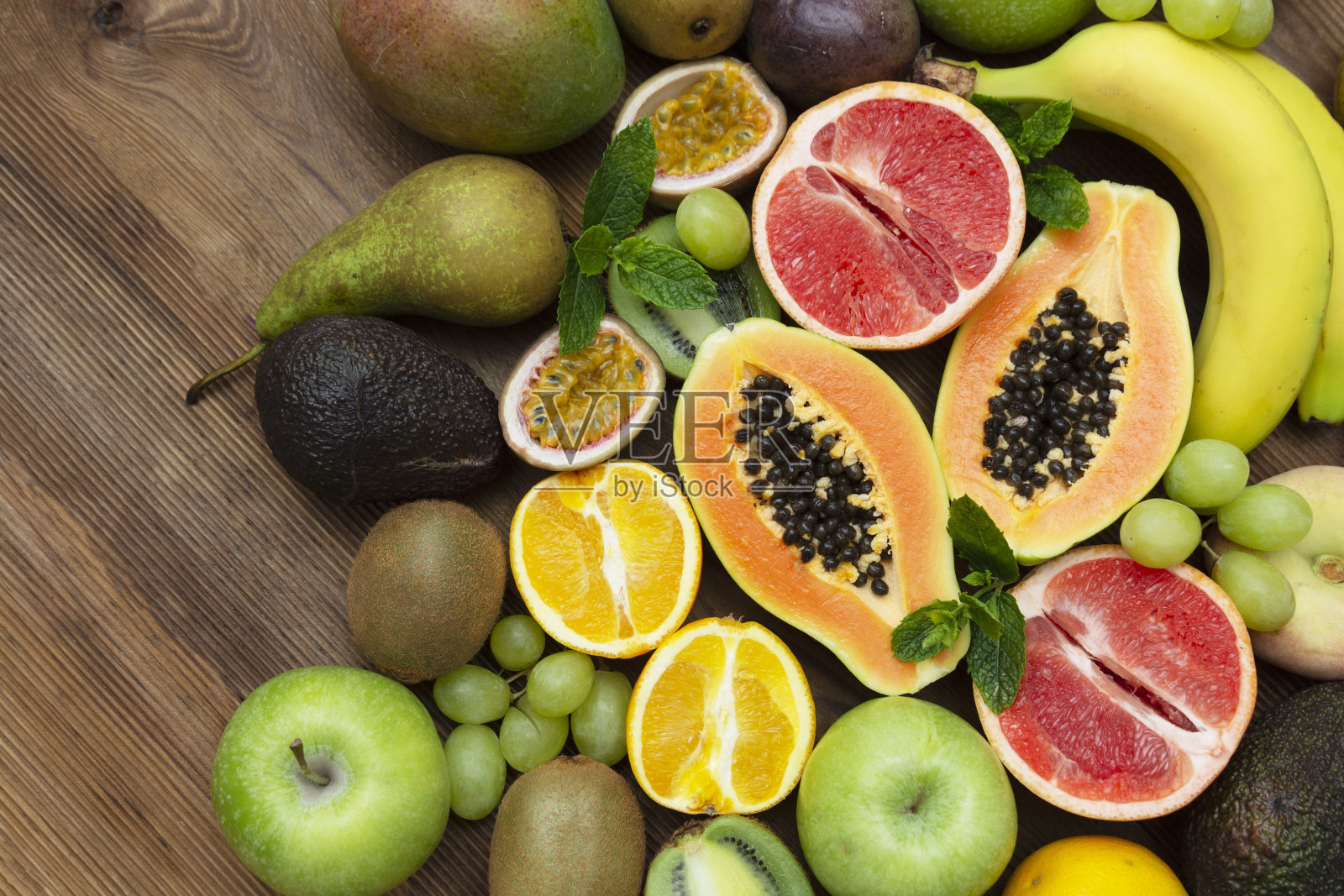 各种水果木质背景。夏天的概念。平躺，俯视图。照片摄影图片