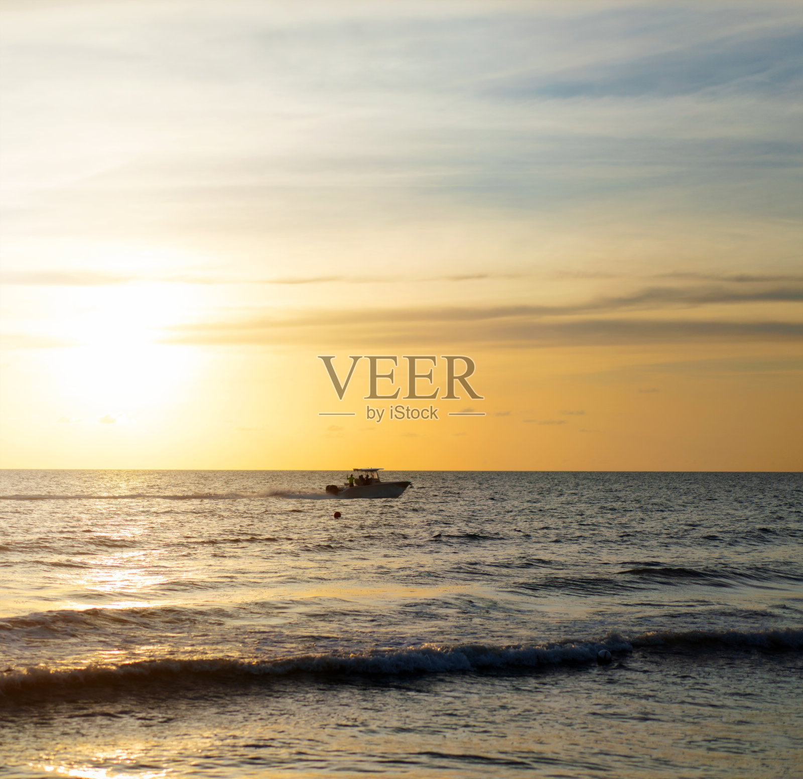 渔船在佛罗里达那不勒斯超速行驶照片摄影图片