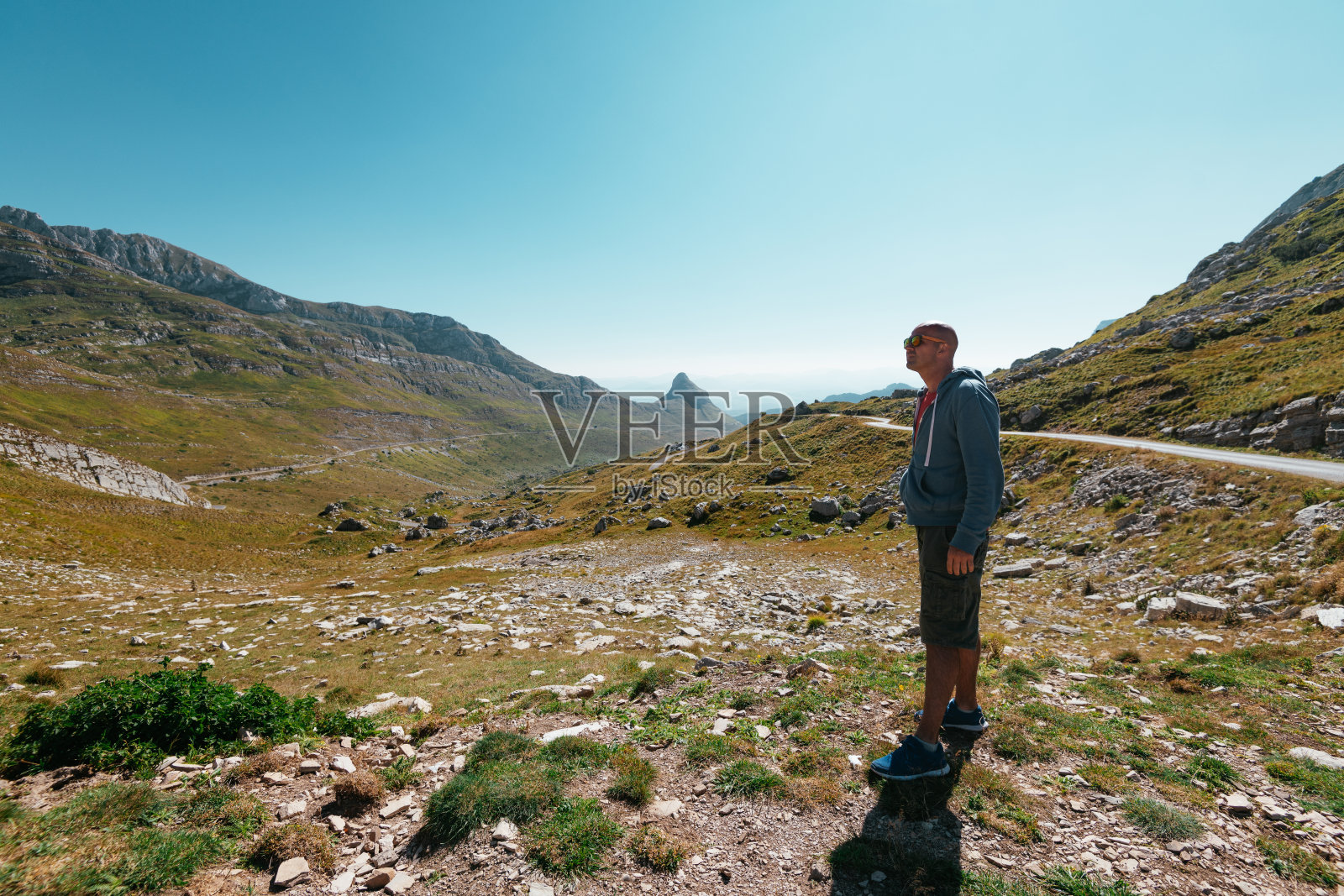 健康成熟的男人在大自然中徒步旅行。心理健康和户外活动照片摄影图片