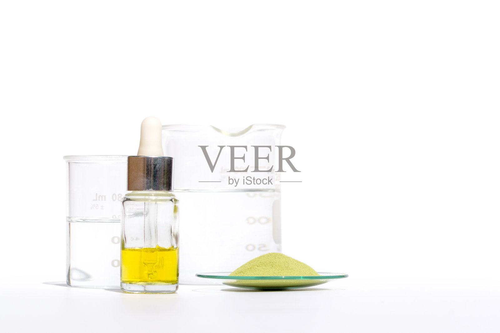 白色实验室桌子上的化妆品化学成分。乳化剂，乙醇胺，酸，十六烷基醇照片摄影图片