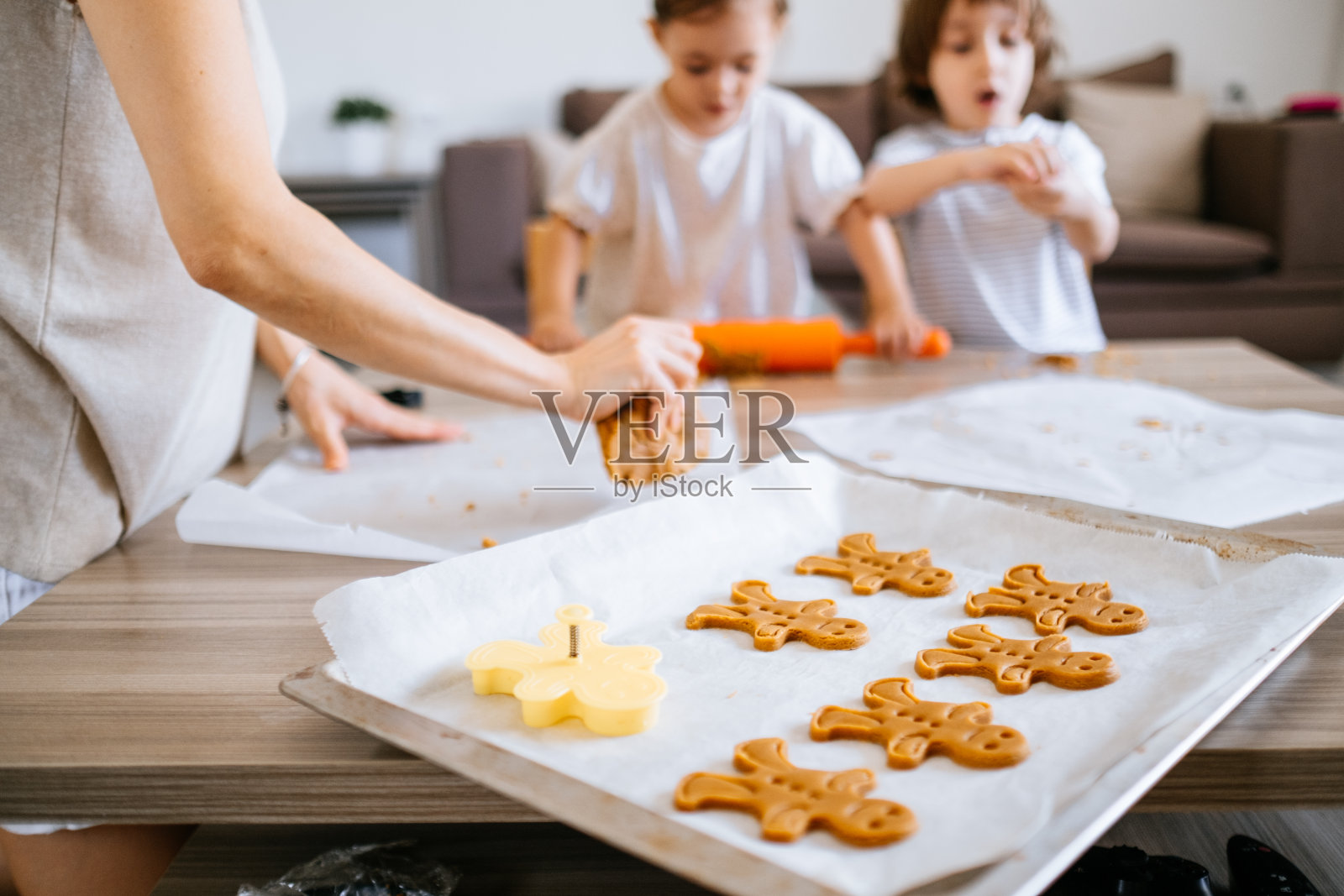 快乐的家庭，有趣的孩子在厨房烤饼干照片摄影图片