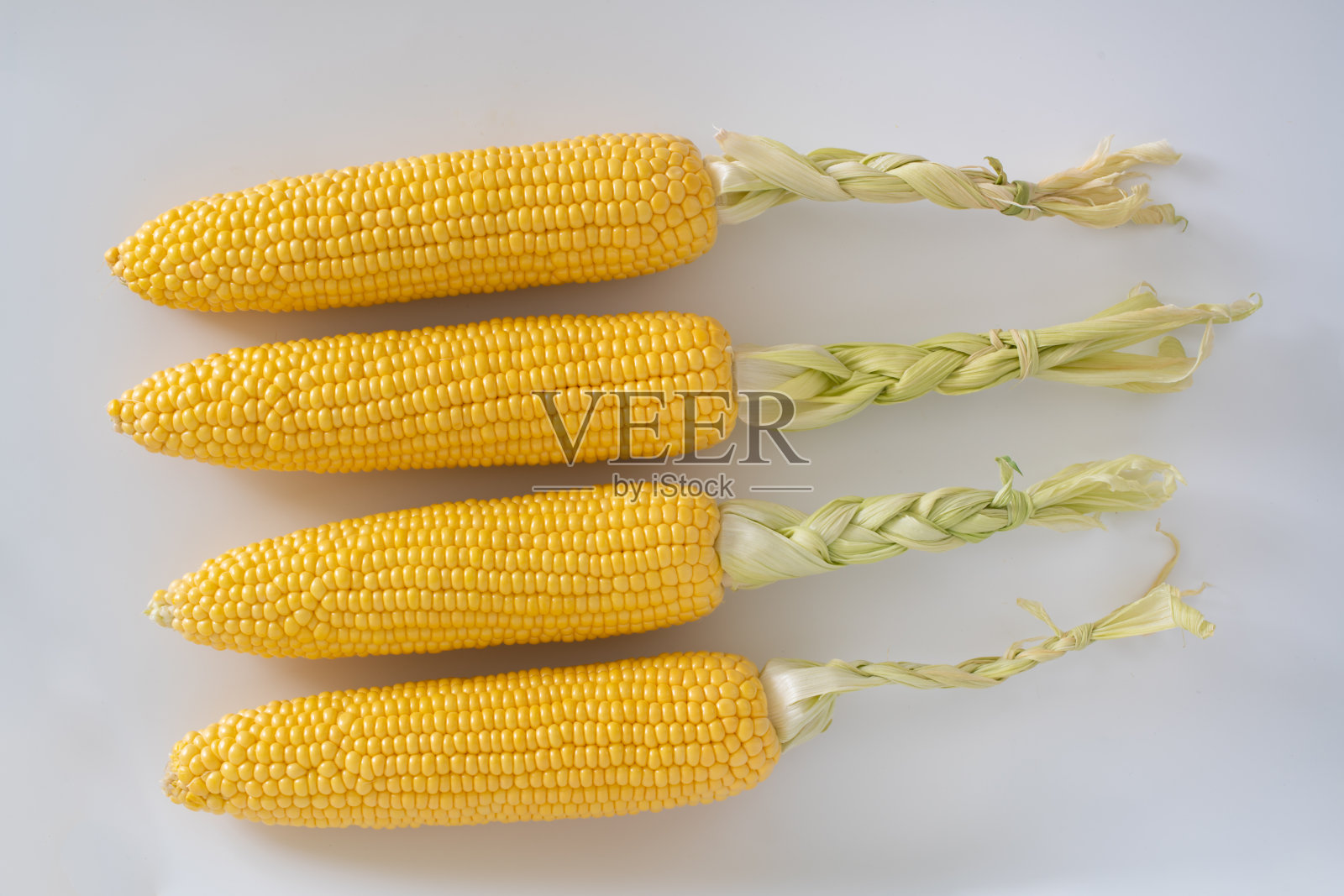 孤立在白色背景上的黄色玉米照片摄影图片