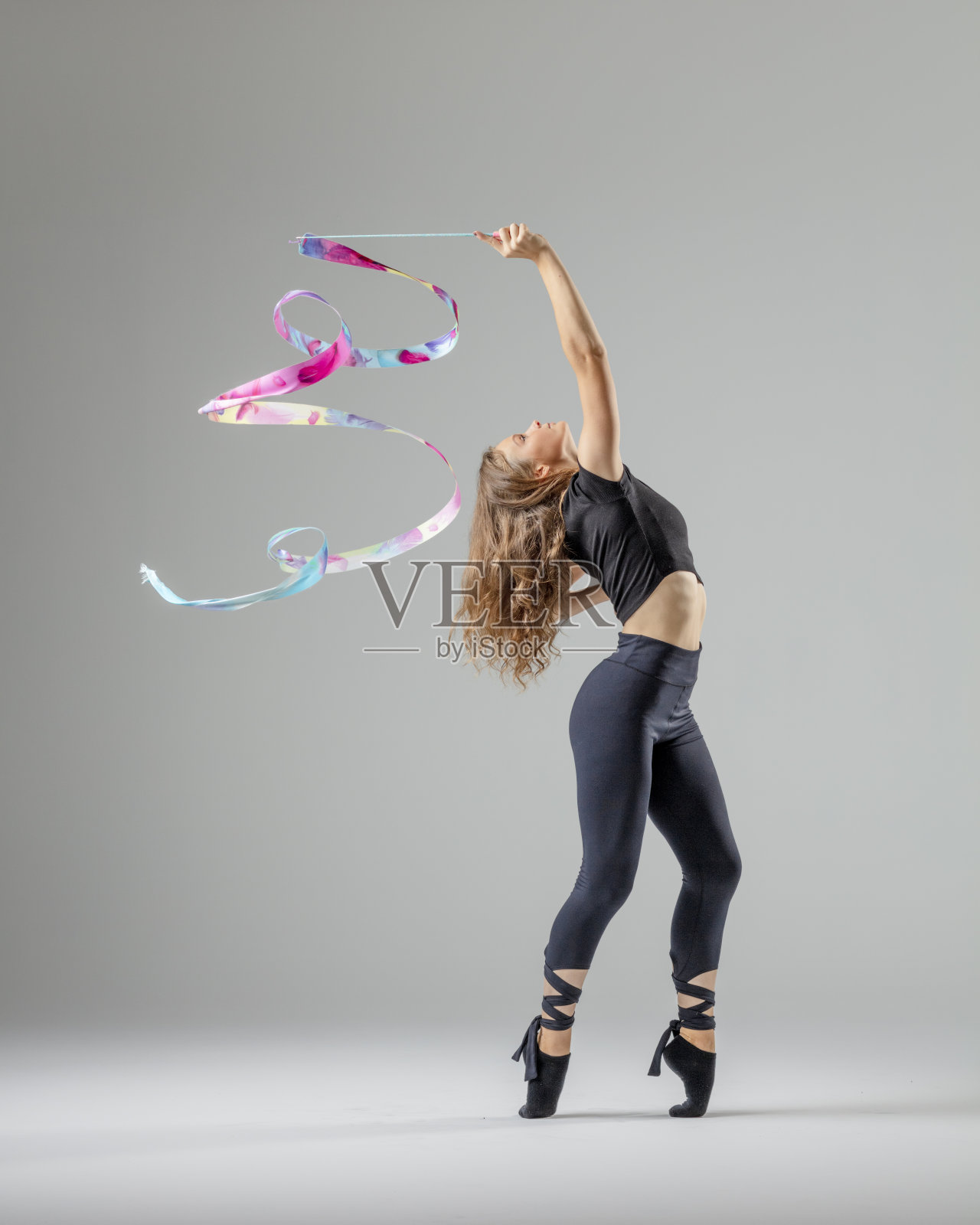 带着丝带的艺术体操女孩照片摄影图片