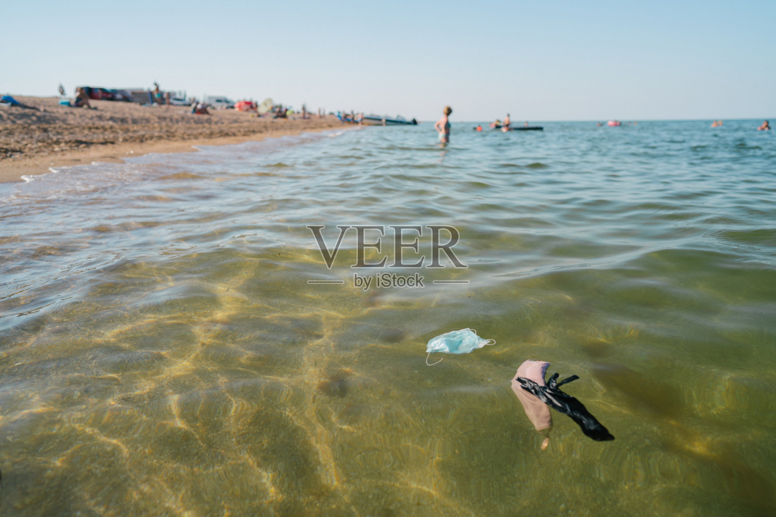 污染海洋的口罩和一次性手套照片摄影图片