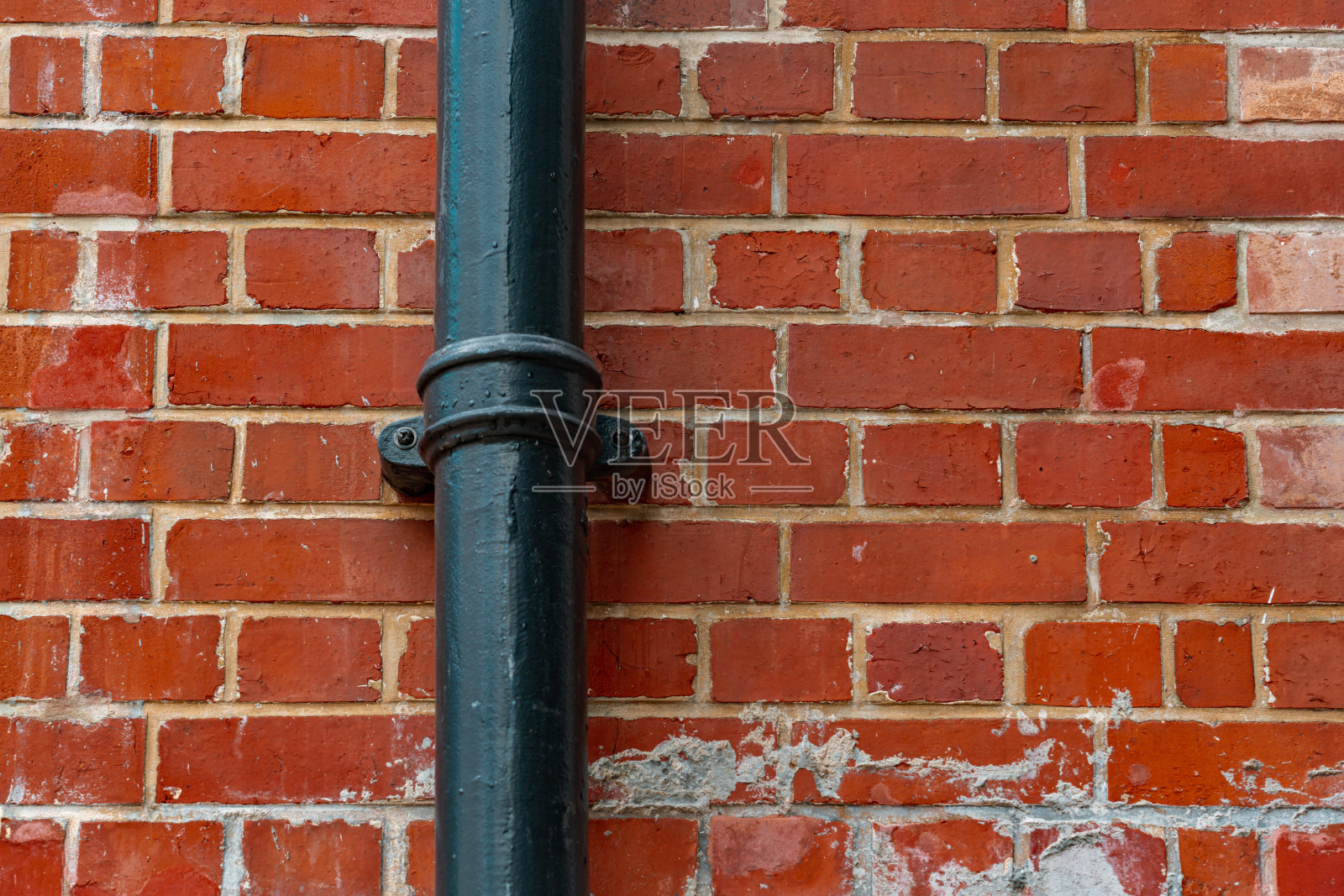 外立面房屋上的排水沟落水管照片摄影图片