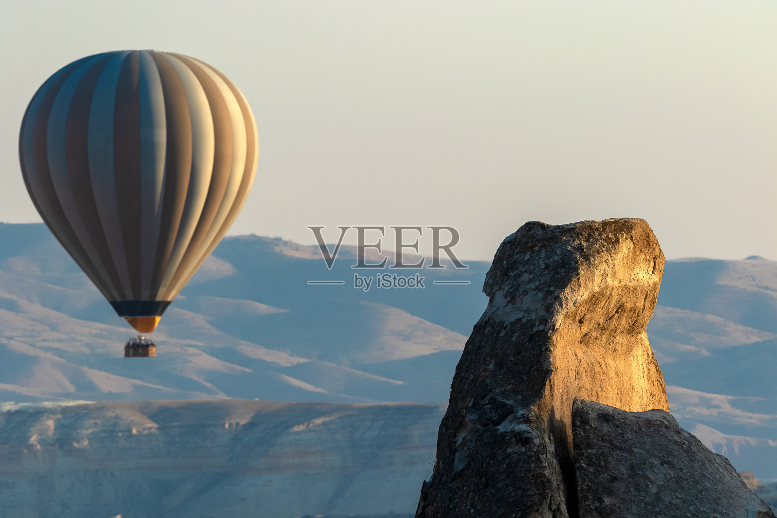 卡帕多西亚的热气球和岩层照片摄影图片