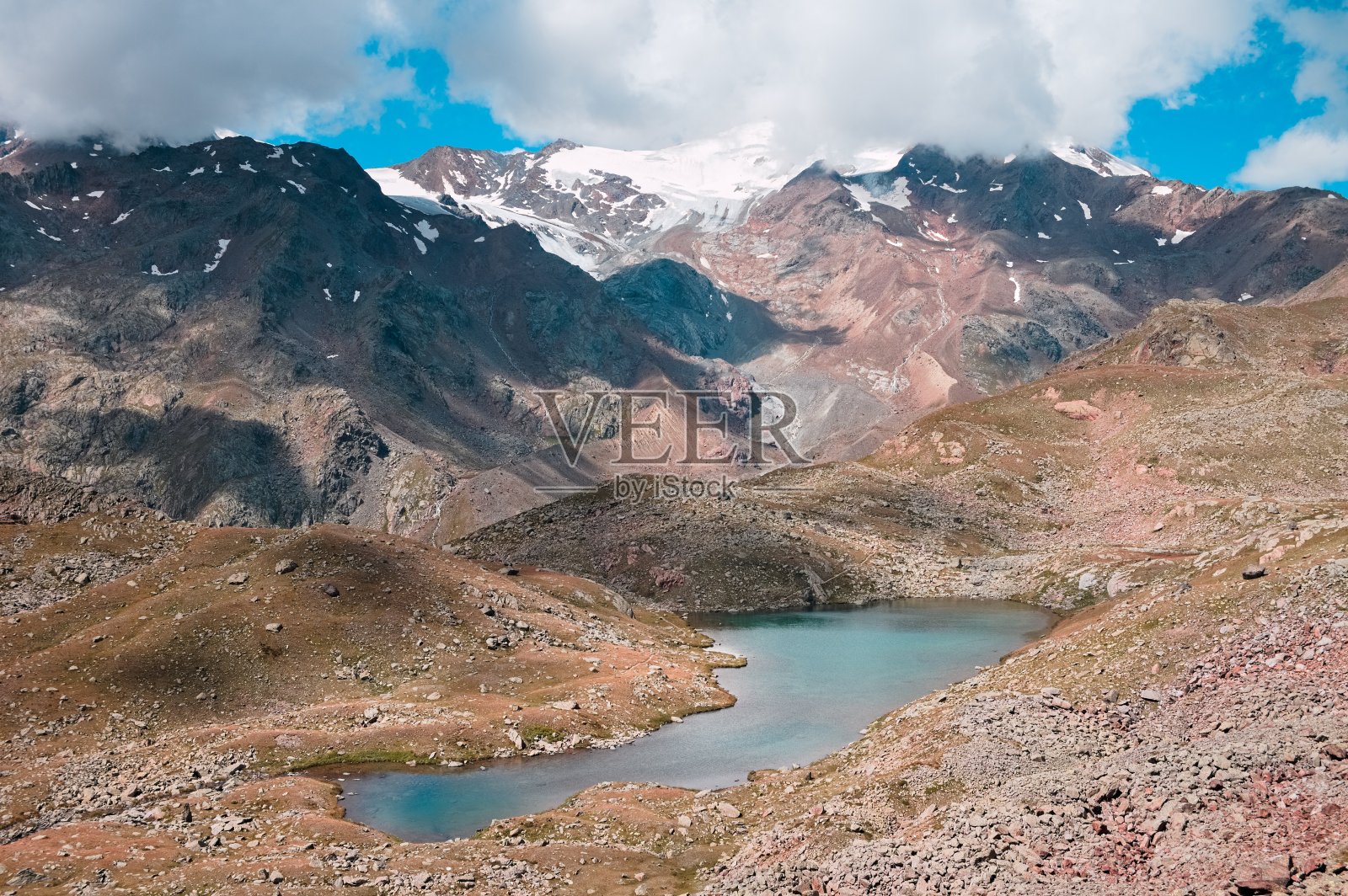 被意大利阿尔卑斯山脉(特伦蒂诺，意大利，欧洲)包围的孤立的高海拔湖照片摄影图片