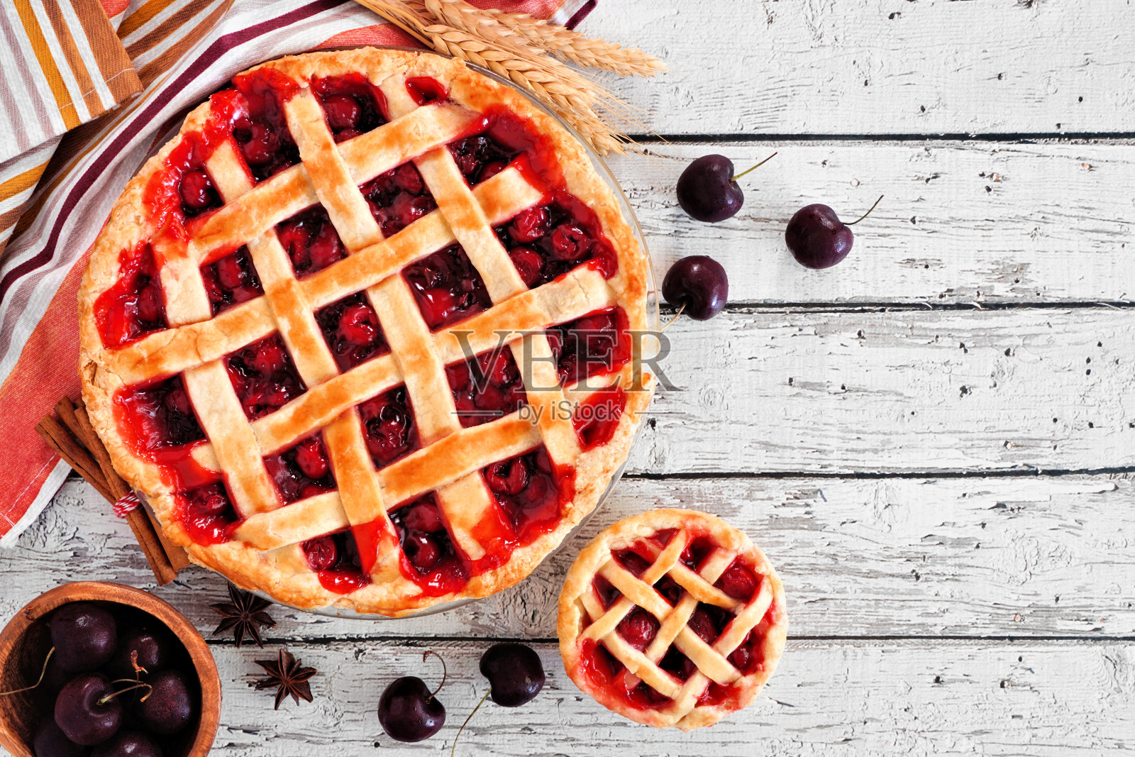 樱桃馅饼。顶视图表场景，以白色木材为背景。照片摄影图片