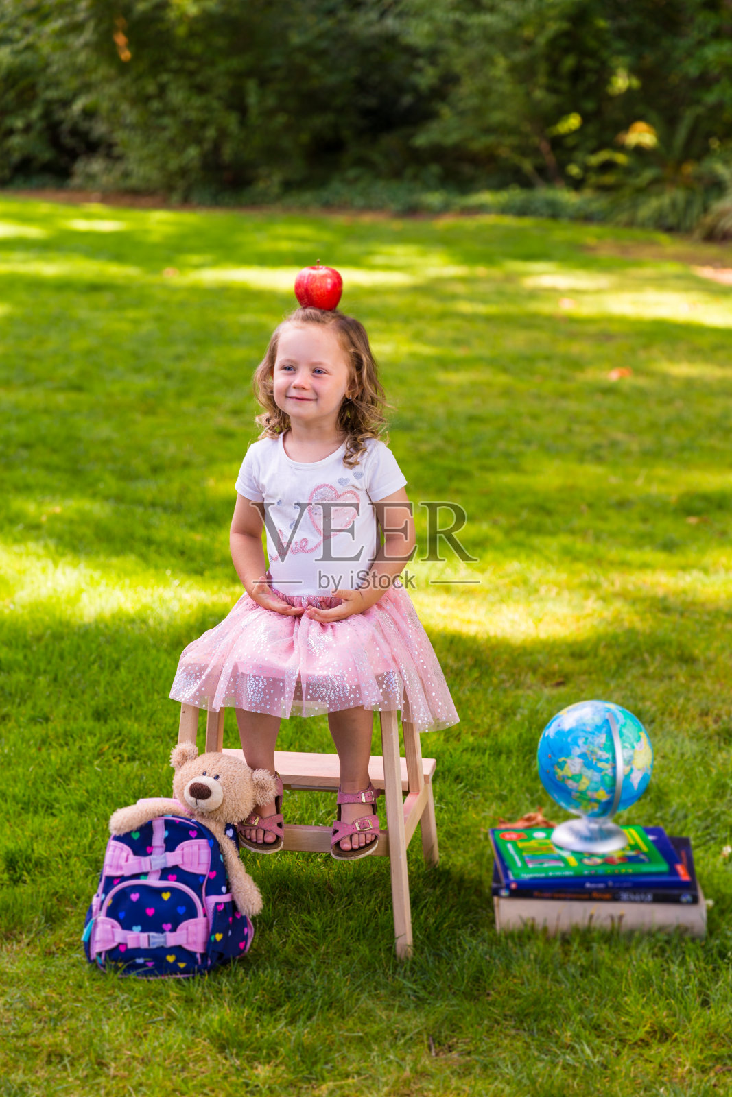 一个女生拿着一个红苹果照片摄影图片