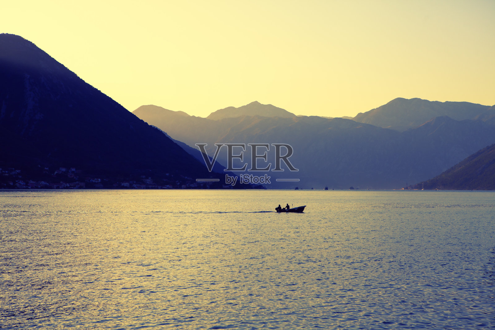 海湾上平静的清晨伴随着黎明照片摄影图片