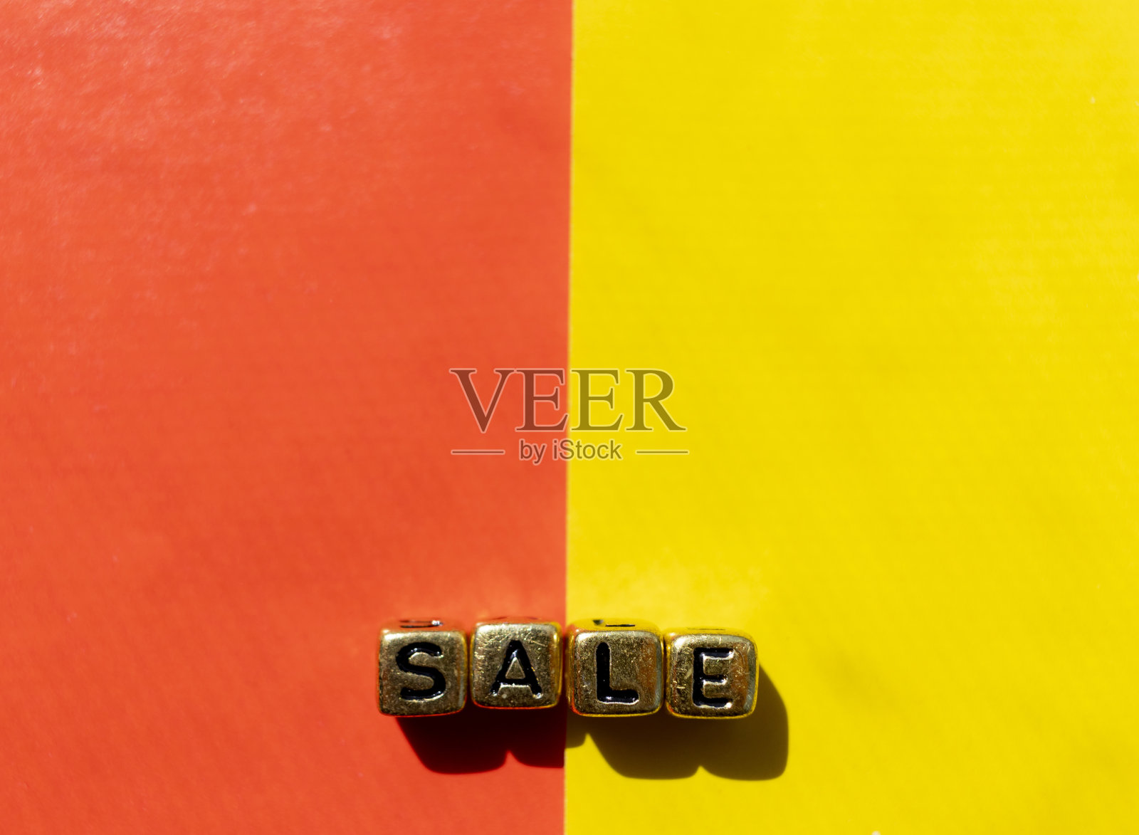红黄背景上的销售题词。带有文本位置的俯视图照片摄影图片