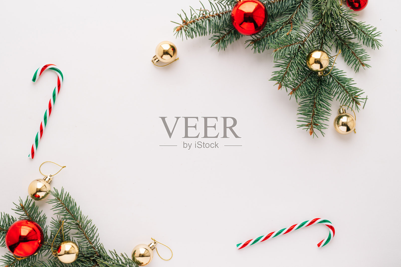 圣诞帧。圣诞气球，花环，红色和金色的装饰品，圣诞糖果和冷杉树枝在白色的背景。平铺，俯视图，拷贝空间照片摄影图片