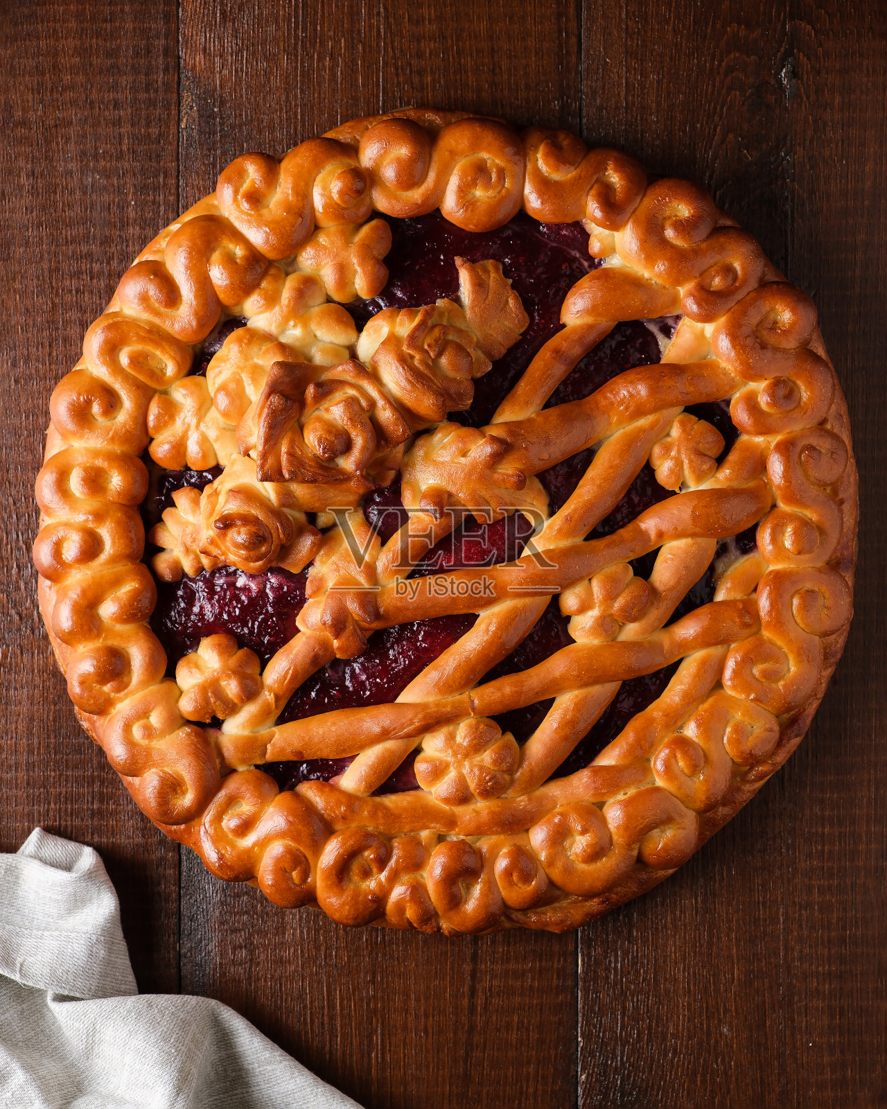 漂亮的树莓蛋糕与图案照片摄影图片