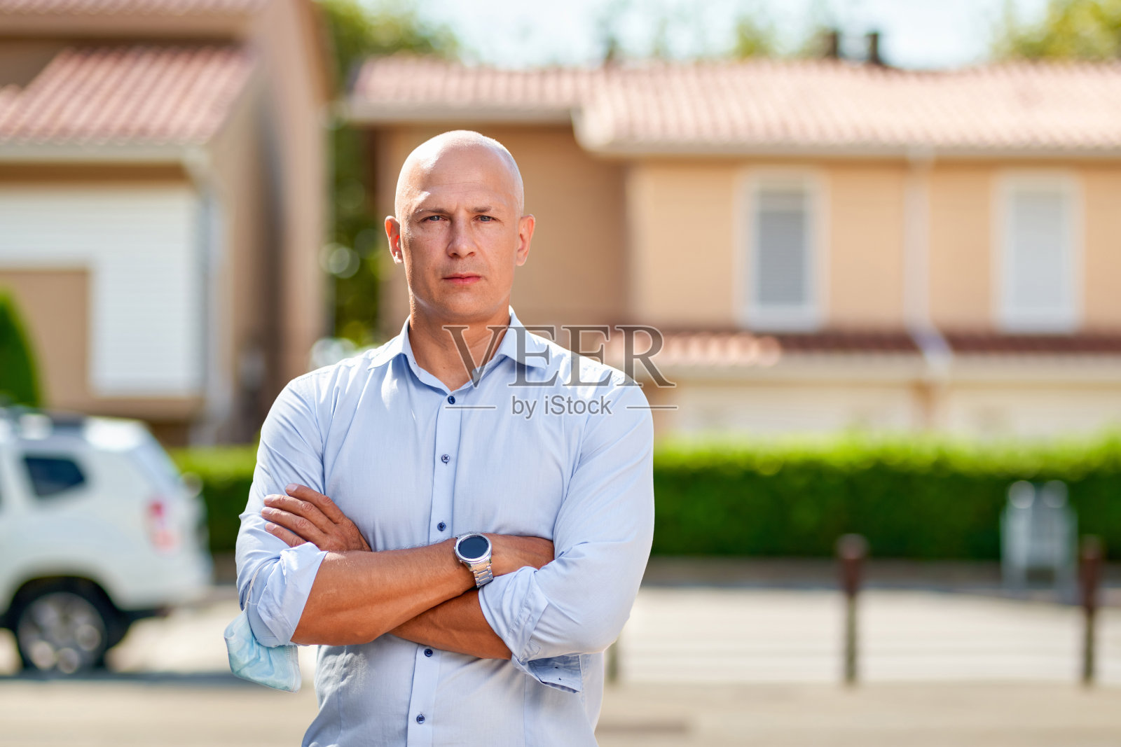 穿蓝衬衫的男人在街上的肖像。照片摄影图片