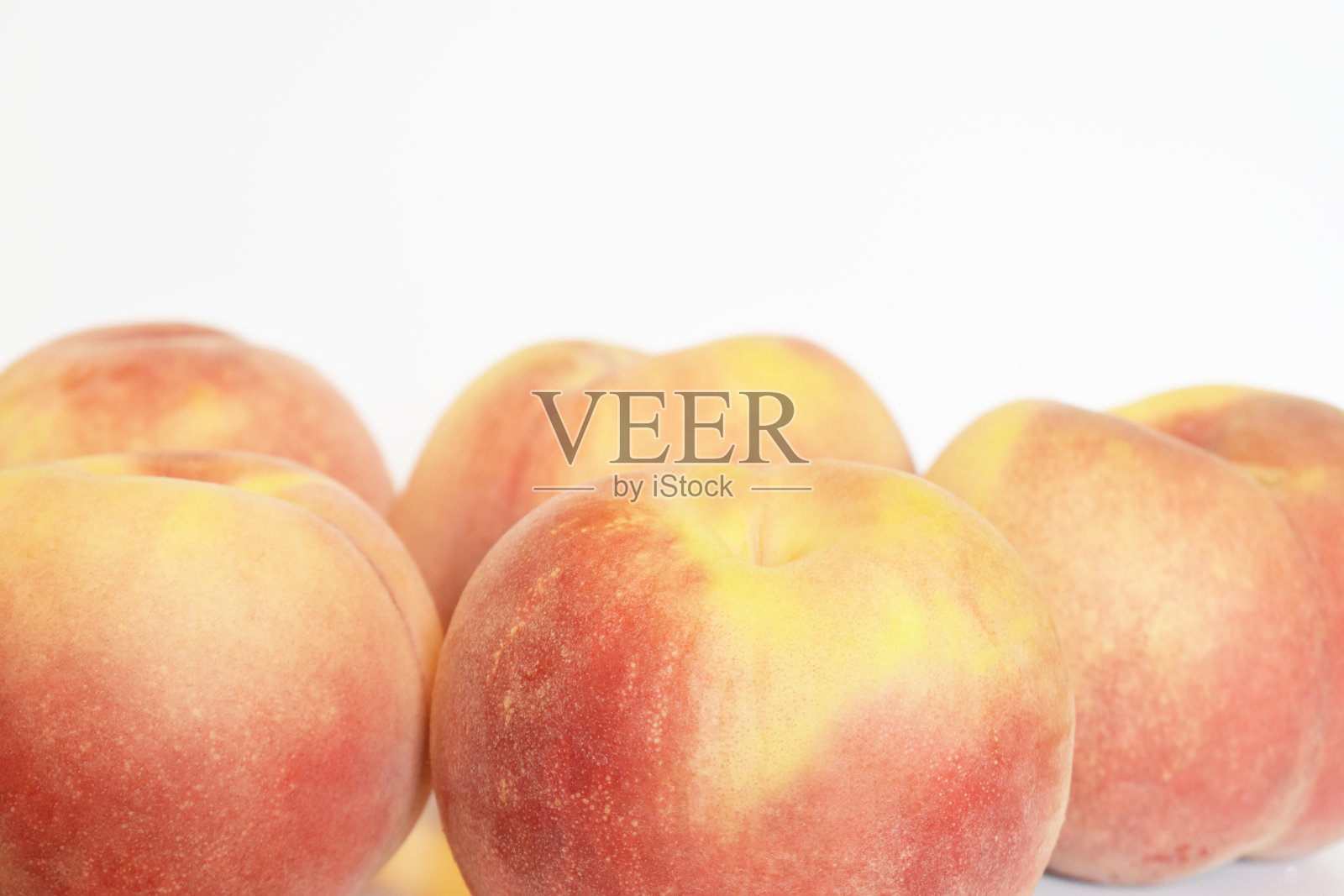 几个新鲜的桃子在白色的背景照片摄影图片