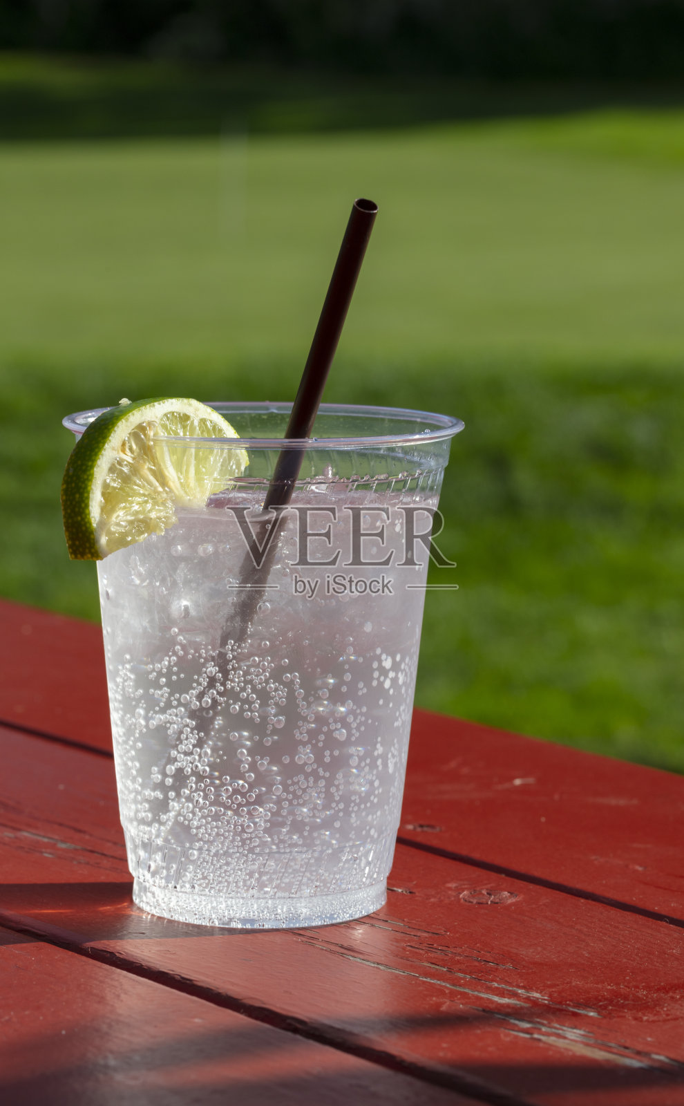 冷饮塑料杯吸管。照片摄影图片