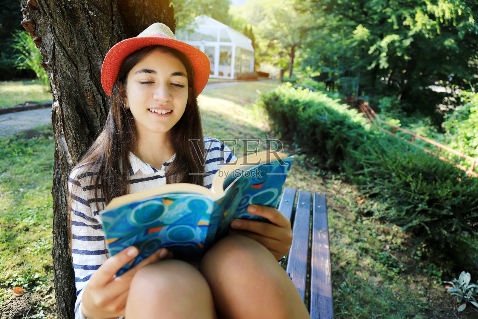 读书的女孩照片摄影图片