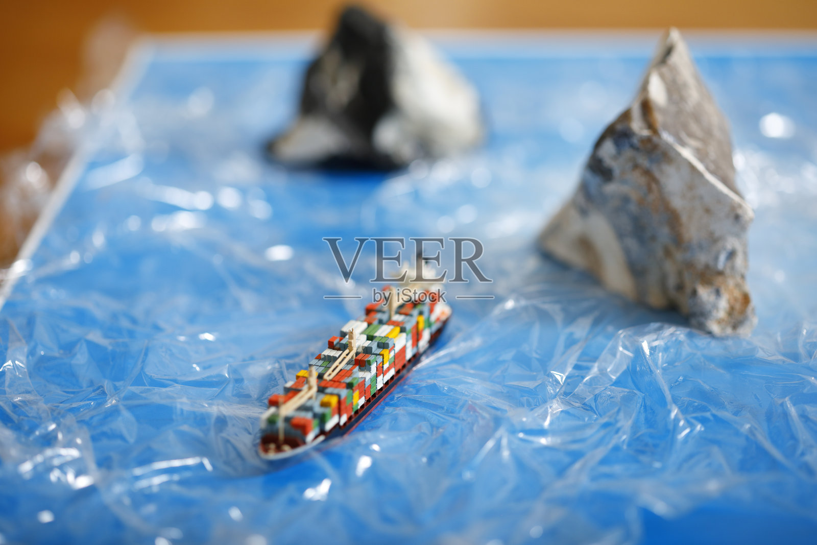 北极冰山与集装箱船照片摄影图片