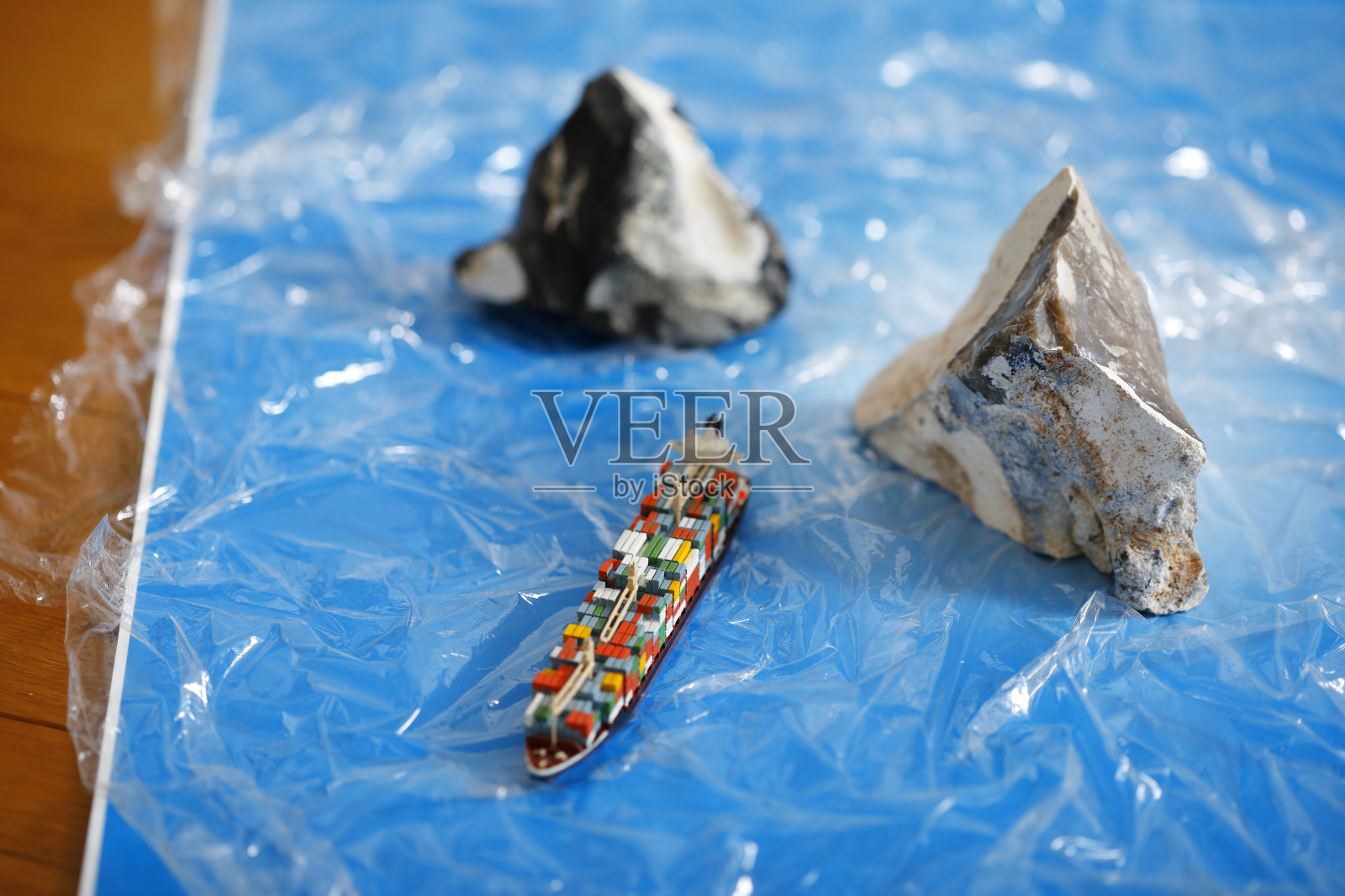 北极冰山与集装箱船照片摄影图片