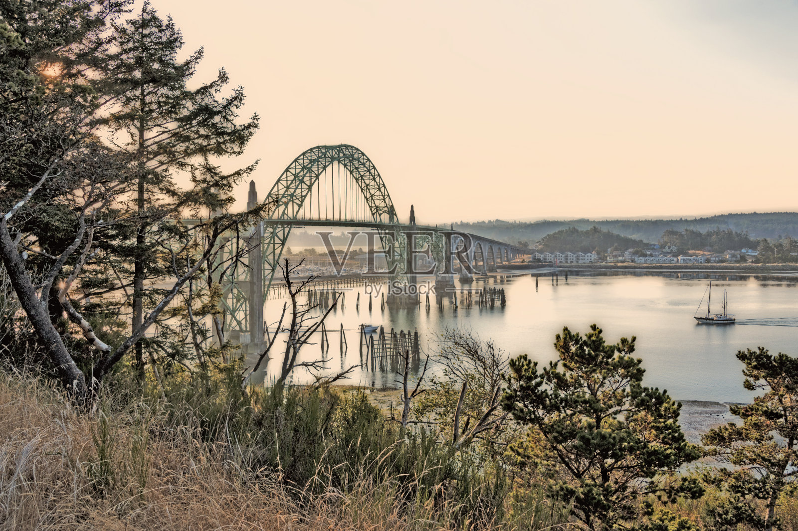 俄勒冈新港的亚奎纳湾大桥照片摄影图片