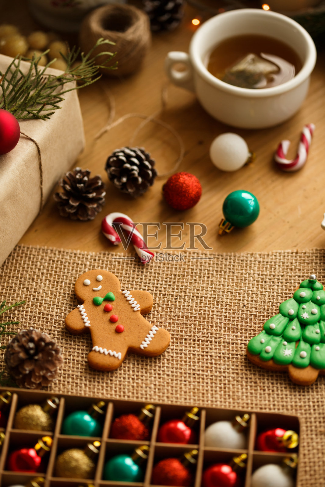 高角度的姜饼饼干和圣诞球照片摄影图片